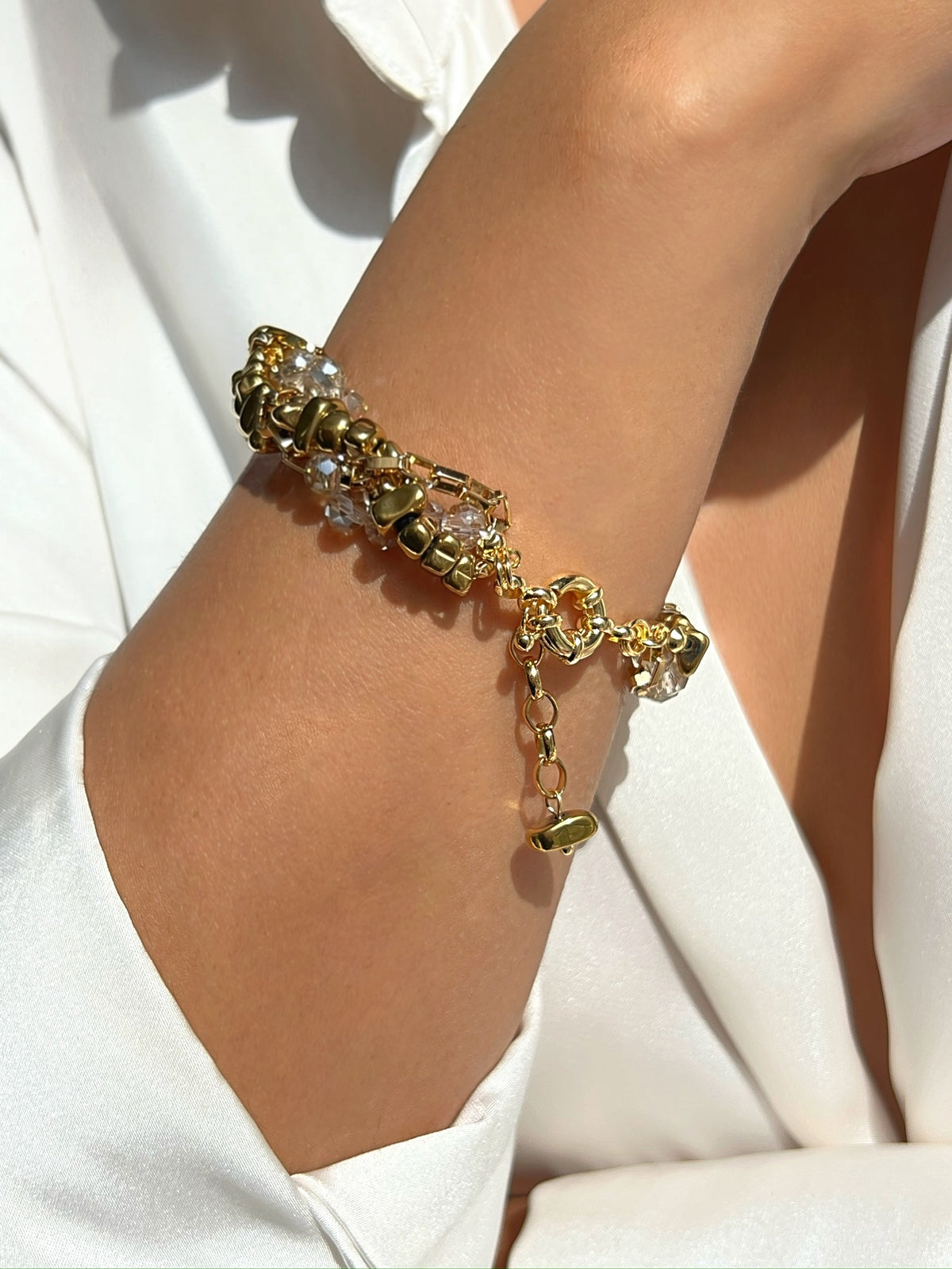 Pulseira Rebeca Hematitas Douradas Torcido com Cristais e Corrente 18cm