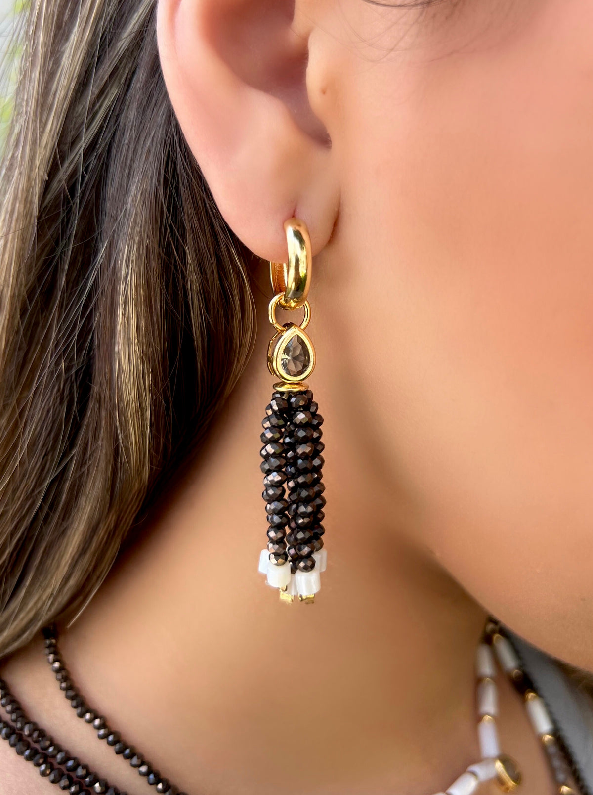Par De Brincos Carol Argola Mini Tassel Grafite com Madrepérola