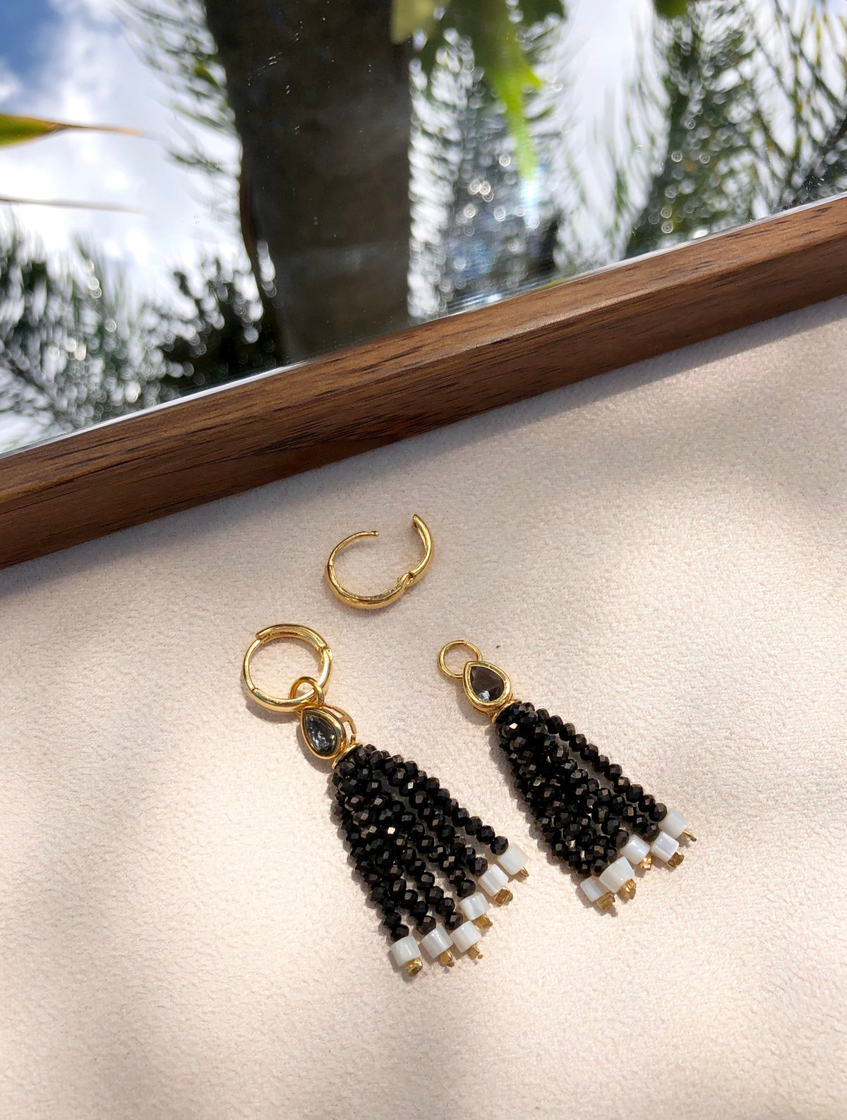 Par De Brincos Carol Argola Mini Tassel Grafite com Madrepérola