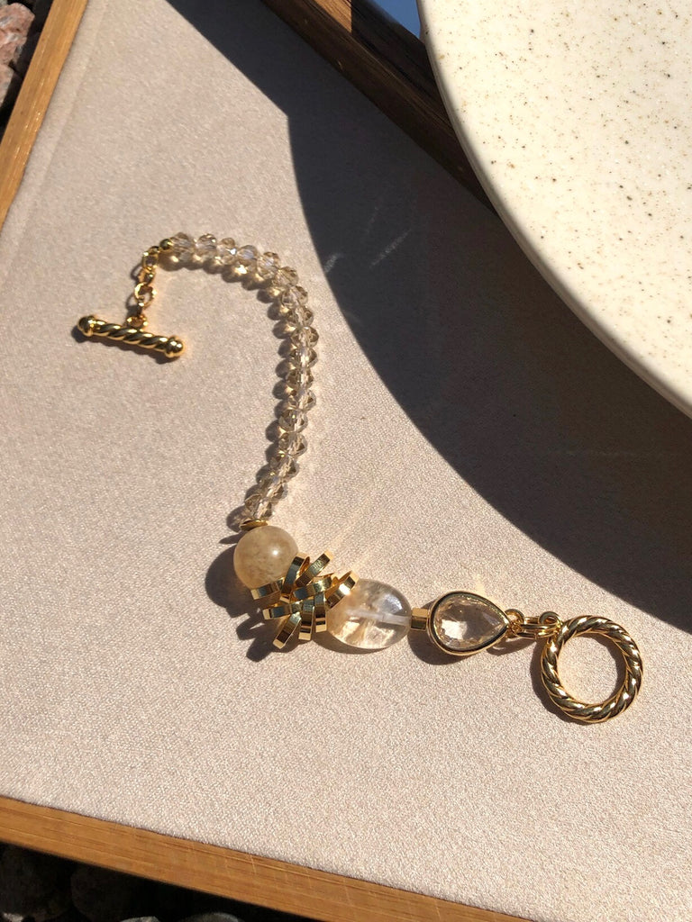 Pulseira Rebeca Pedra Quartzo Rutilado, Gota Lapidada Cor Cristal E Fecho Torcido 20cm