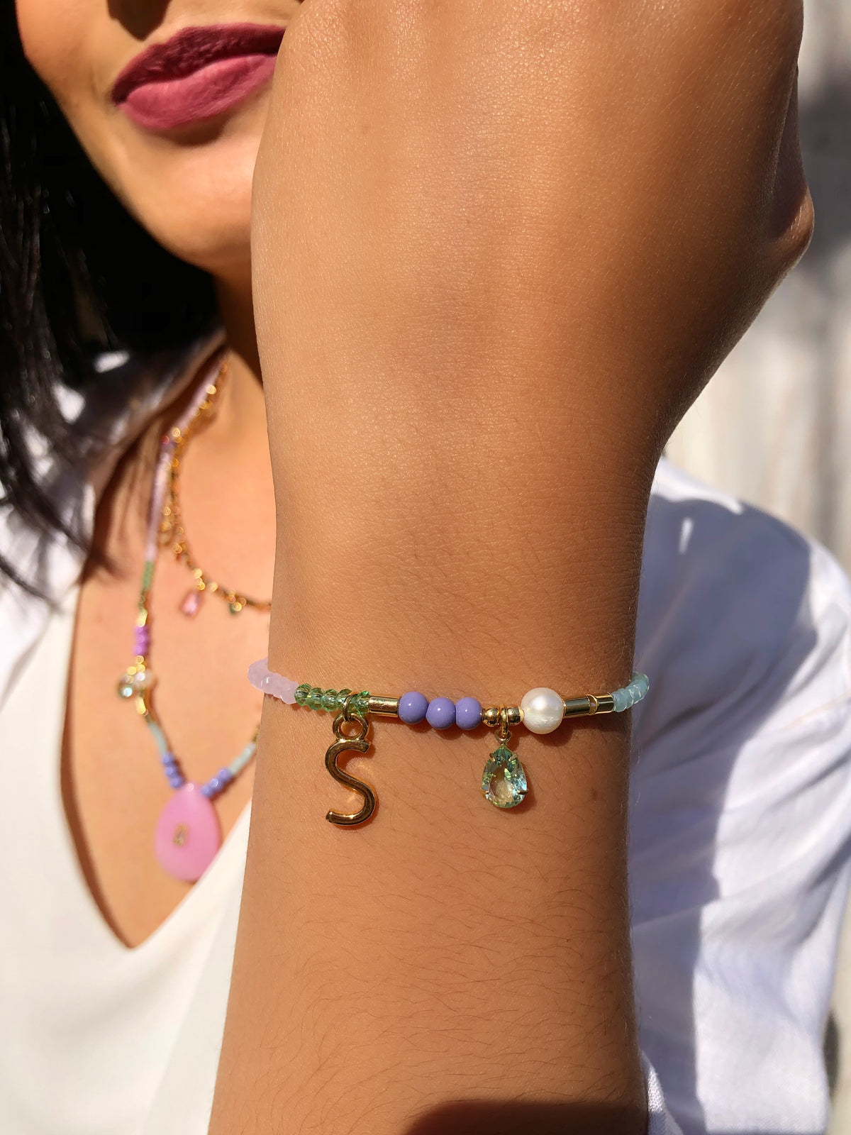 Pulseira Em Cristais Lapidados Coloridos Pérola E Inicial 16cm