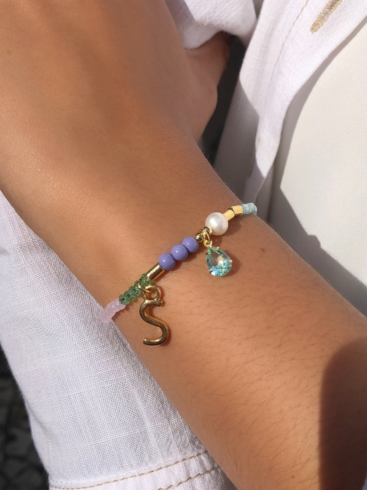 Pulseira Em Cristais Lapidados Coloridos Pérola E Inicial 16cm
