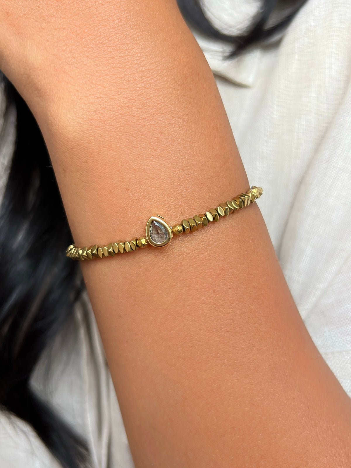 Pulseira Hematita Banho Ouro Com Gota Cinza Fumê 16cm