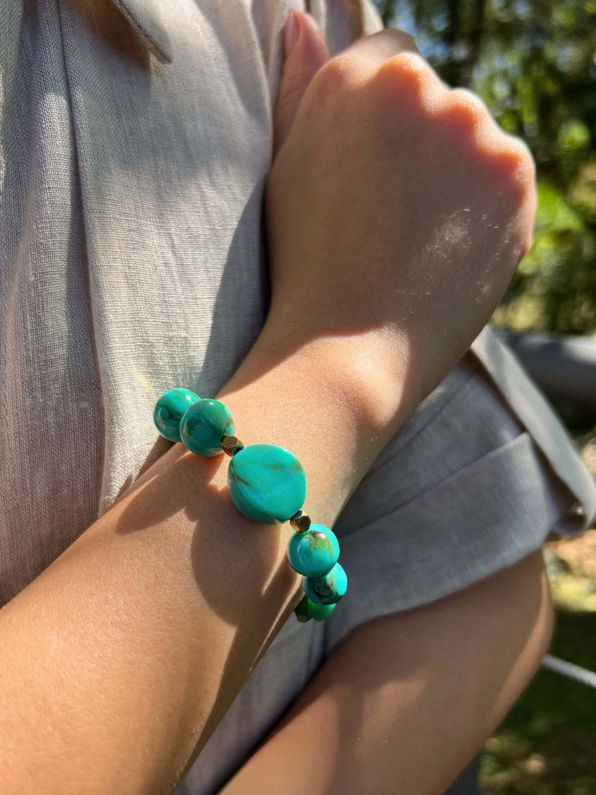 Pulseira Pedras Acrílicas Turquesa e Hematitas Douradas 18cm