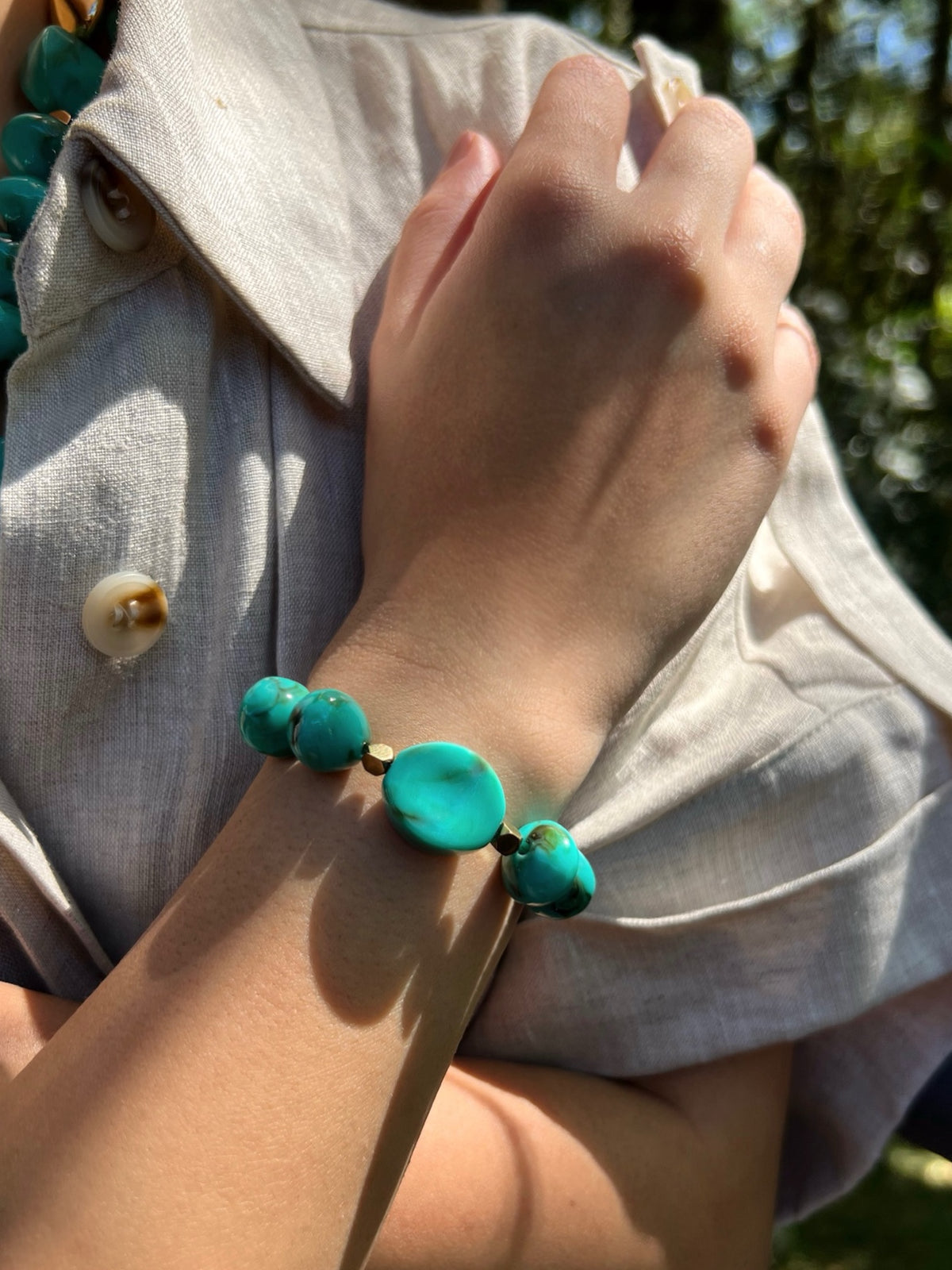 Pulseira Pedras Acrílicas Turquesa e Hematitas Douradas 18cm