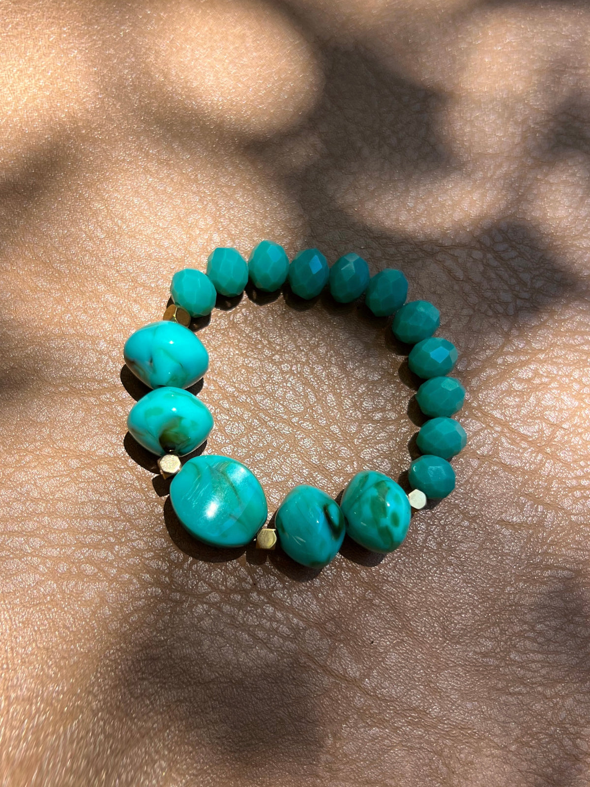 Pulseira Pedras Acrílicas Turquesa e Hematitas Douradas 18cm