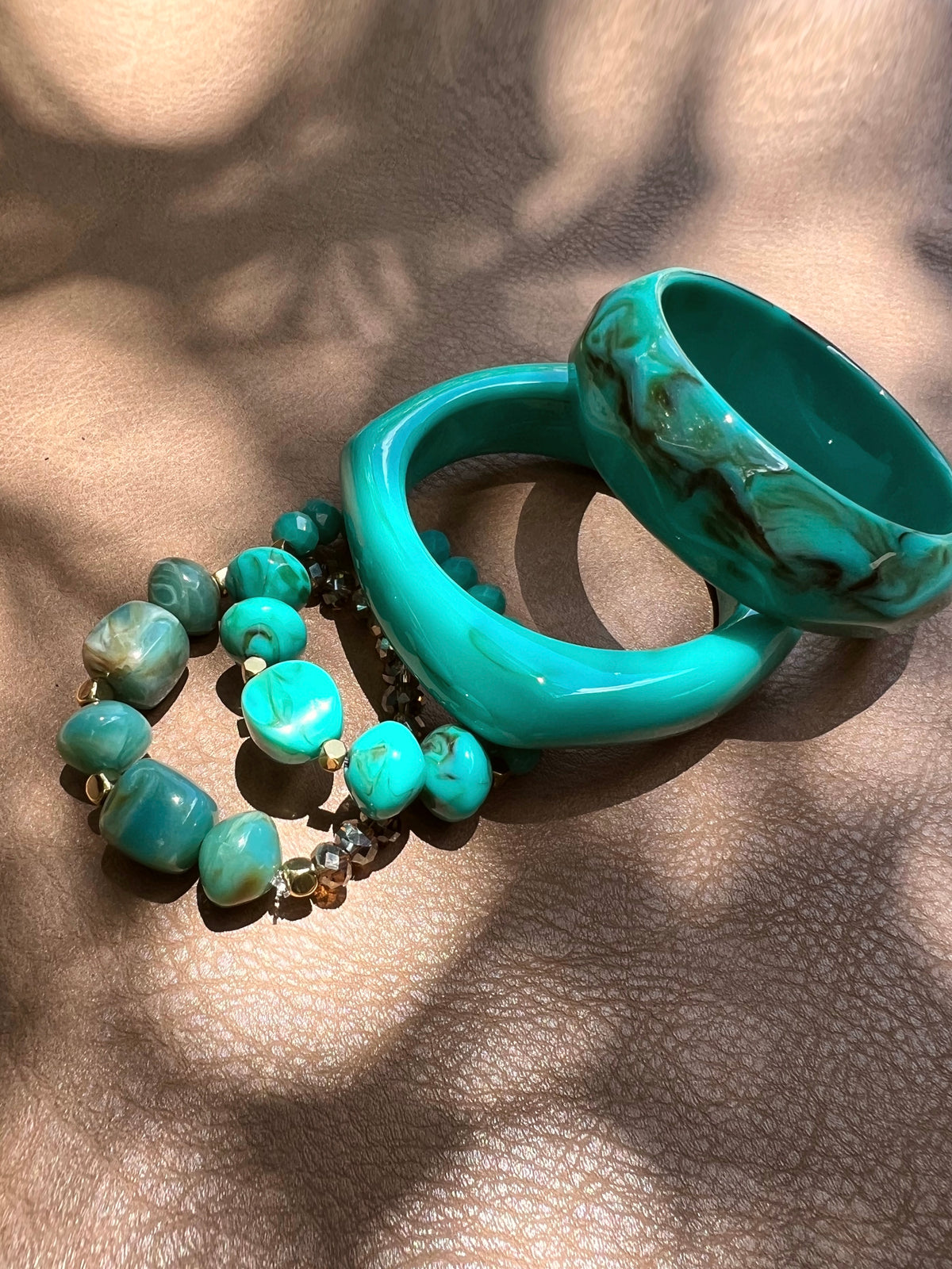 Pulseira Pedras Acrílicas Turquesa e Hematitas Douradas 18cm
