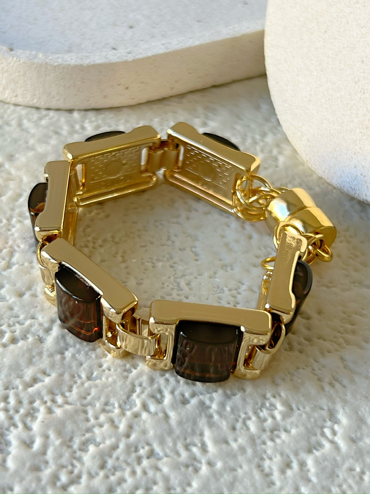 Pulseira Retangular Banho Ouro Com Detalhes Marrom