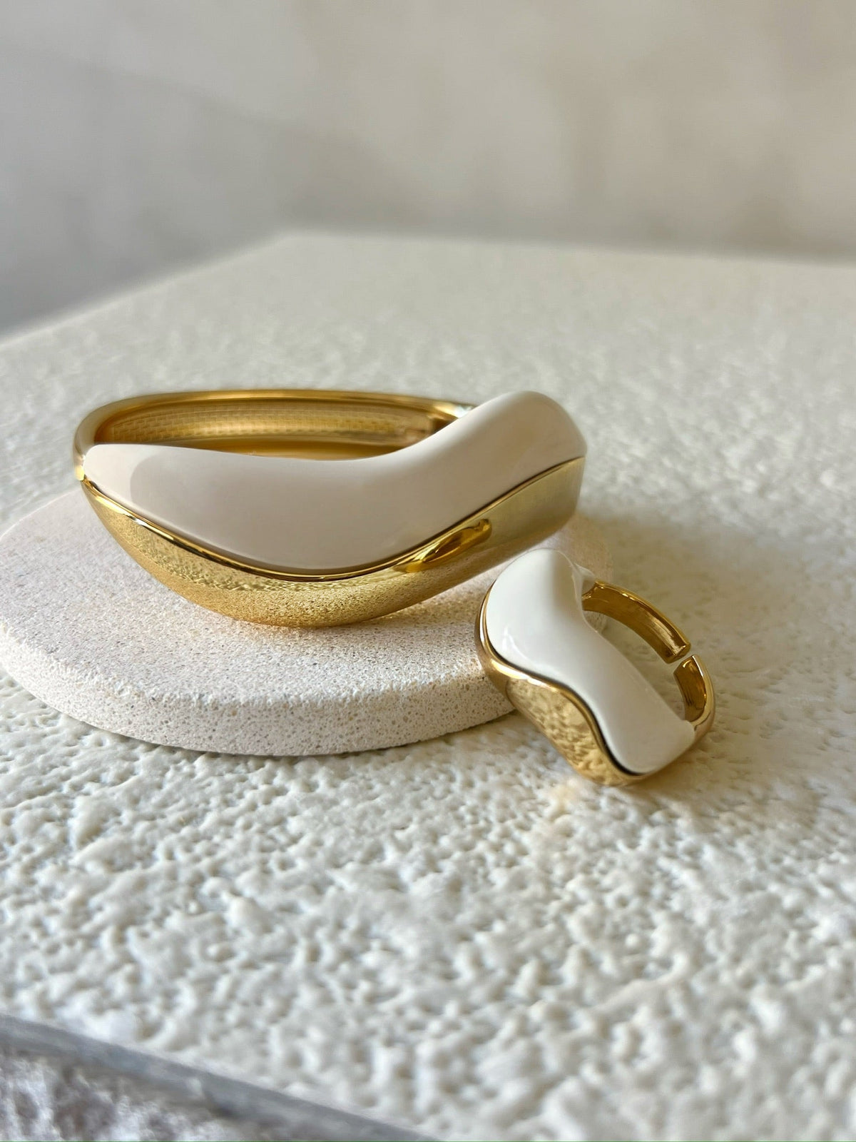 Anel Off White Onda Banho Ouro 18k - Tiff Joias