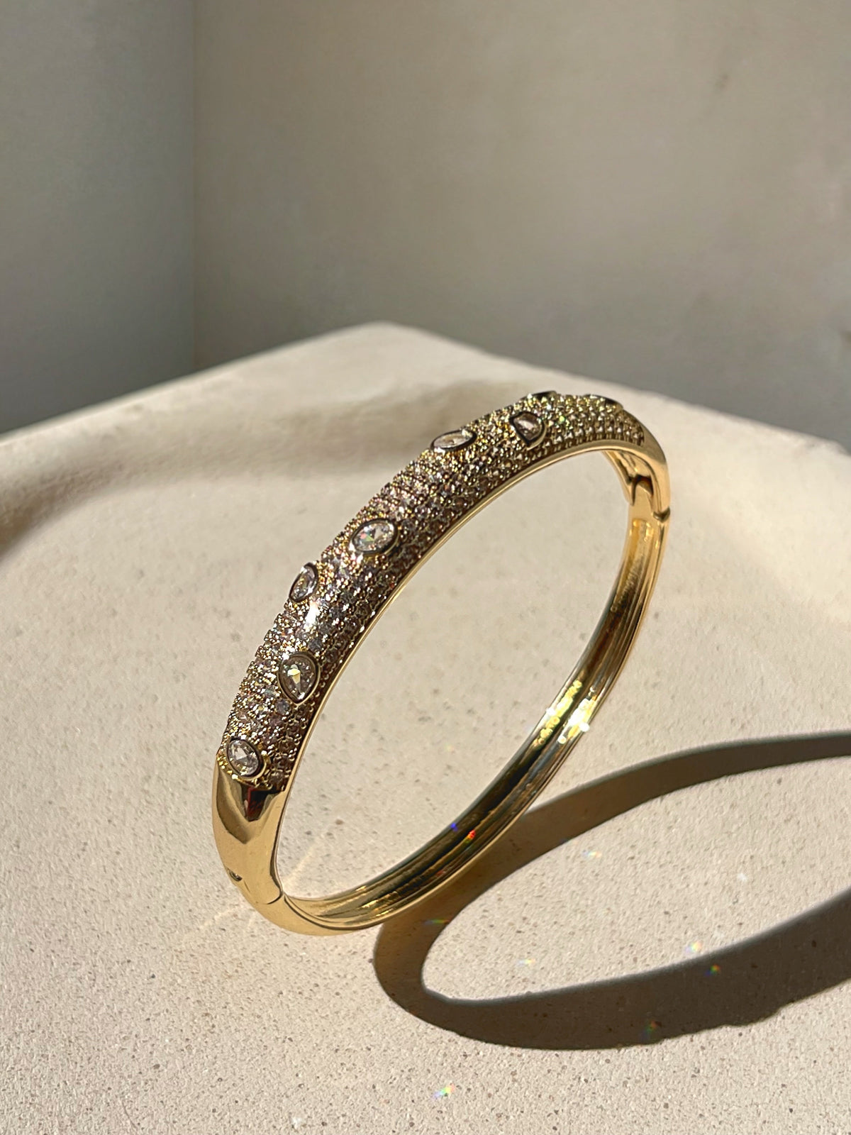 Bracelete Cravejado Com Detalhes Em Gotas Banho Ouro 18k - Tiff Joias