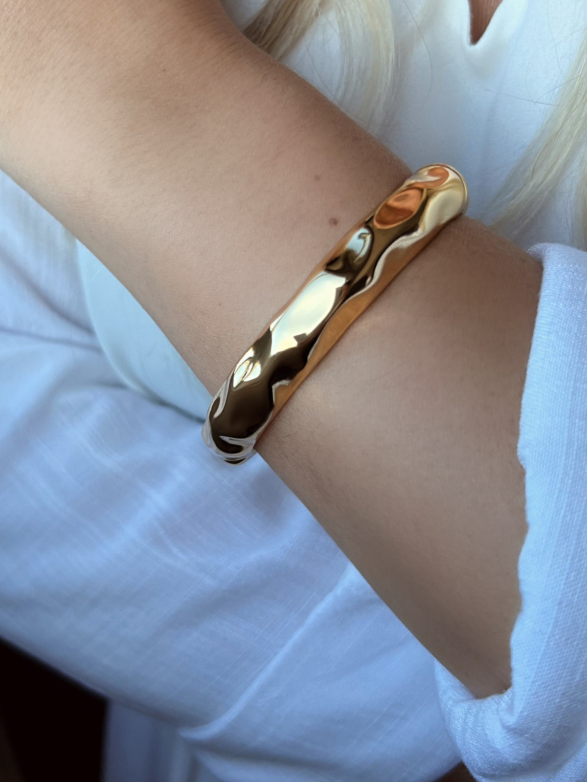 Bracelete Martelado Em Banho Ouro 17cm - Tiff Joias