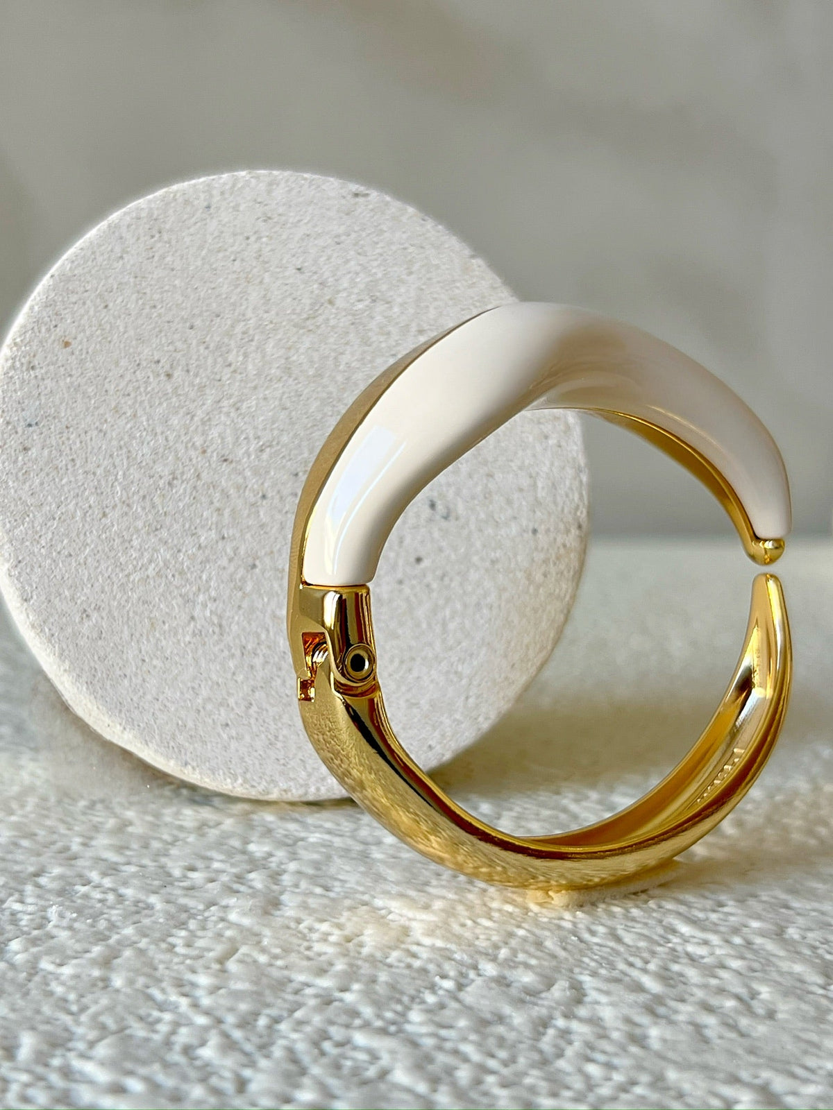 Bracelete Off White Onda Banho Ouro 18k - Tiff Joias