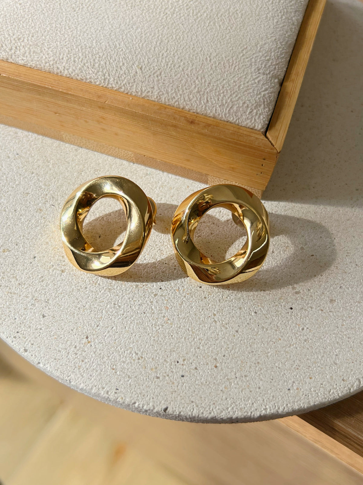 Brinco Esfera Torcida Banho Ouro 18k - Tiff Joias