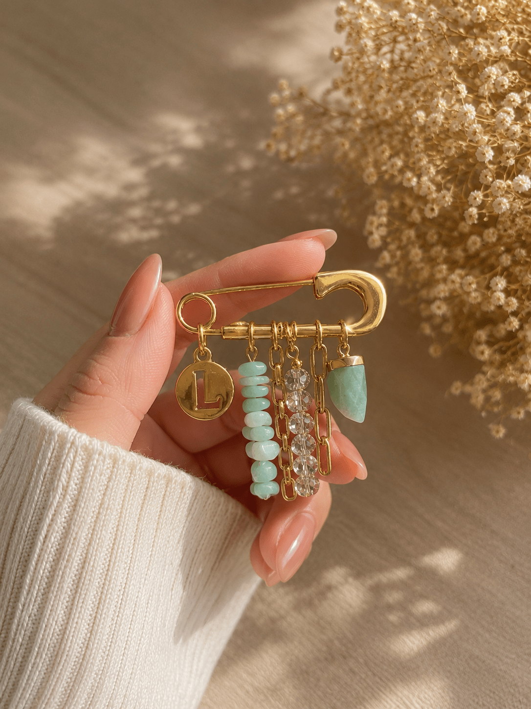 Broche Pedras Amazonita Com Inicial - Tiff Joias