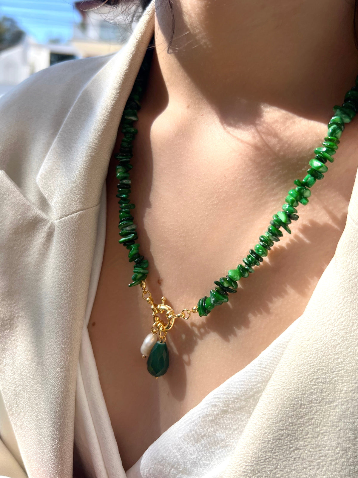 Colar De Cascalho Madrepérola Cor Esmeralda E Pedra Jade Esmeralda 50cm - Tiff Joias