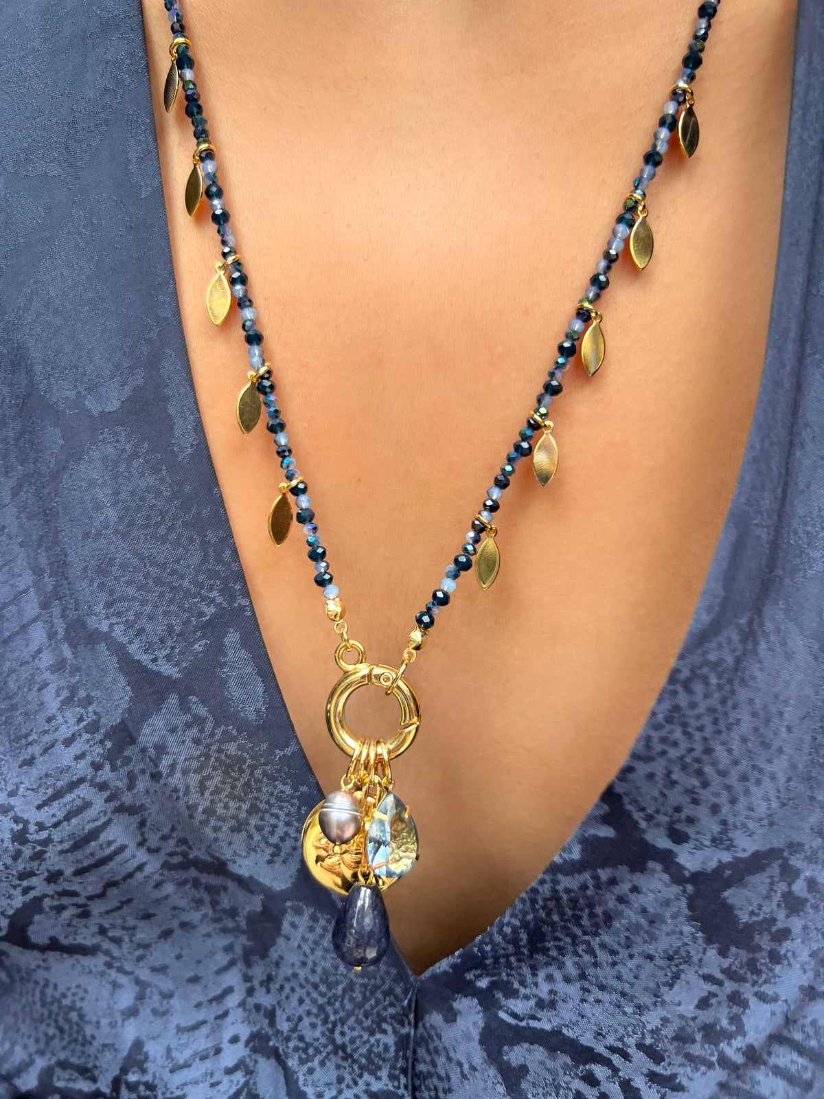 Colar Mix Tons Azuis Penca Jade Azul e Pingente Sol e Lua 70cm - Tiff Joias