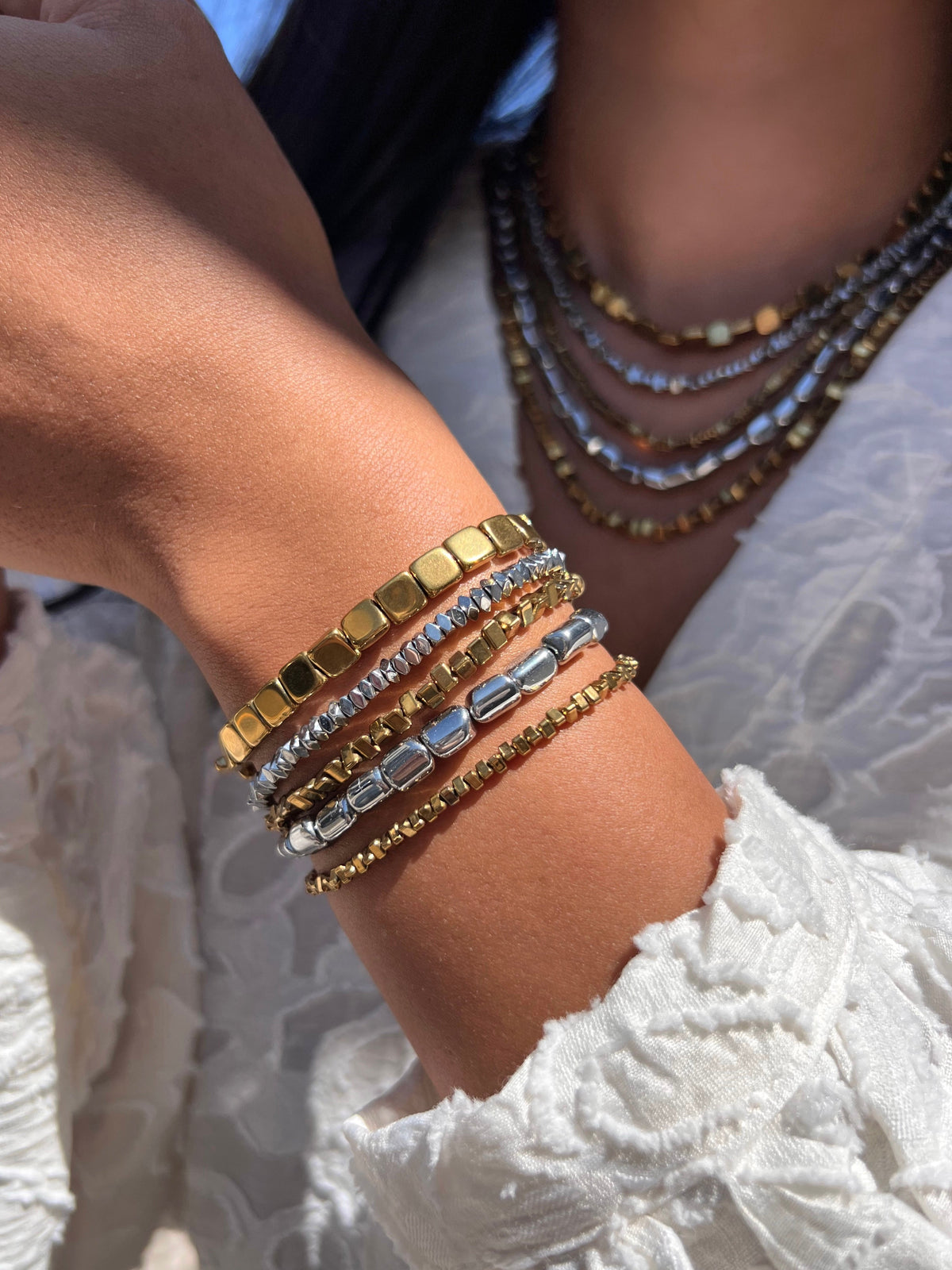 Mix De Cinco Pulseiras Hematitas Brancas e Banho Ouro 18k - Tiff Joias