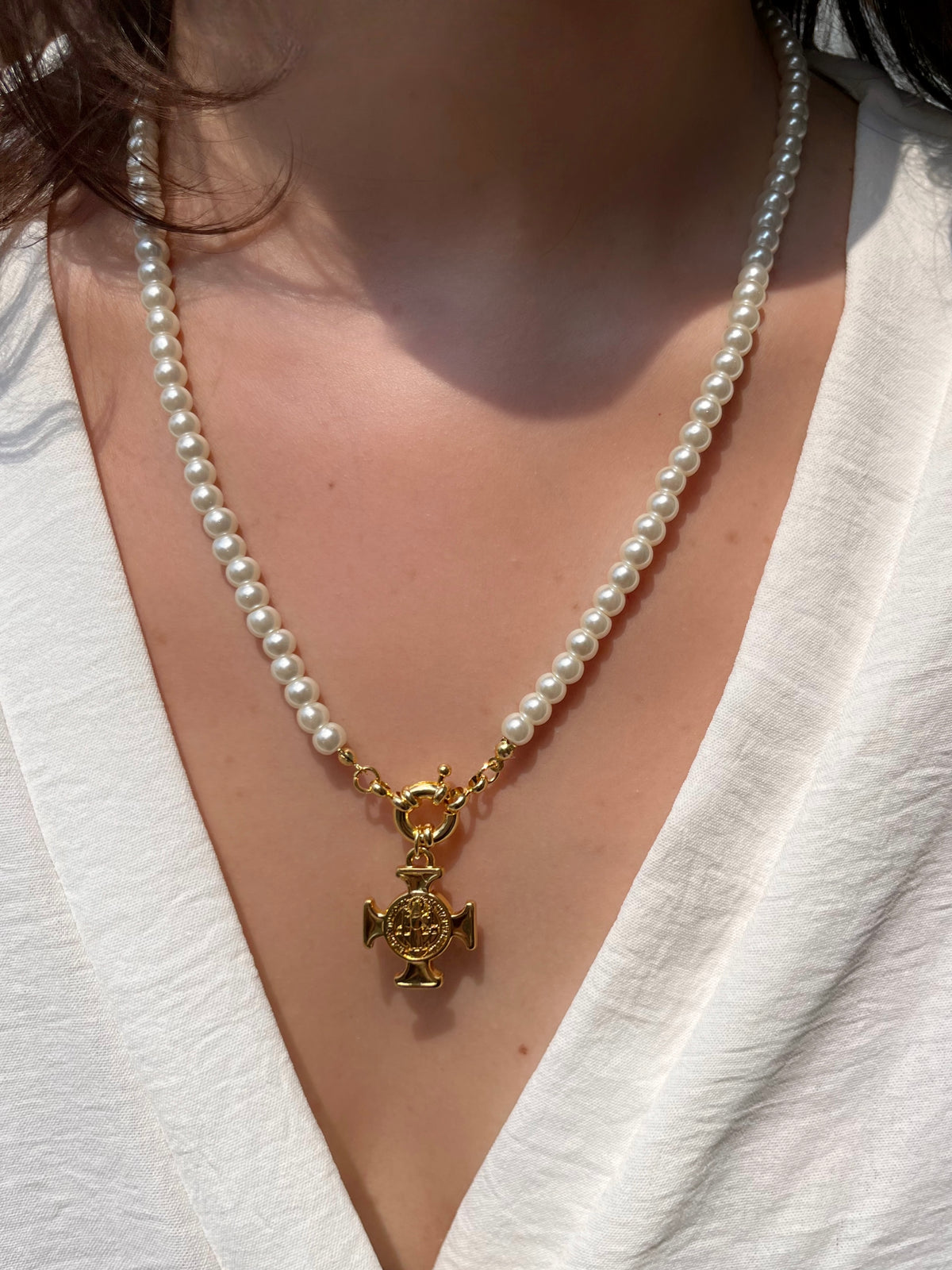 Colar Perola Com Pingente Medalha Cruz São Bento