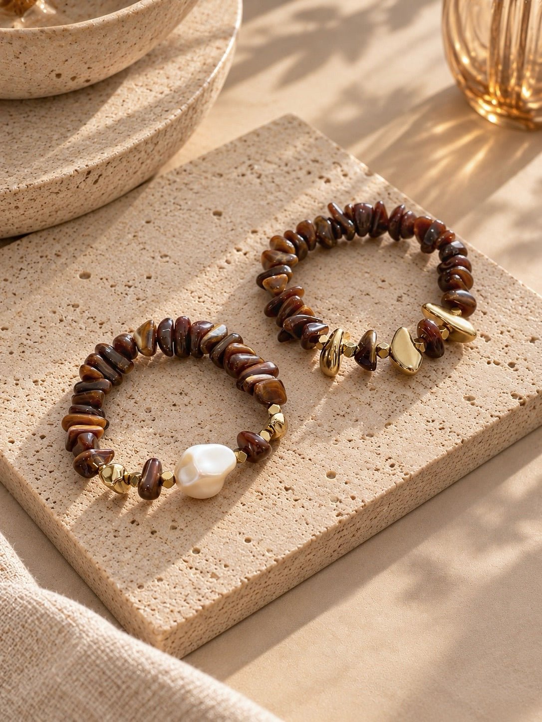 Pulseira Cascalho Acrílico Cor Olho de Tigre e Dourado Com Hematitas Naturais - Tiff Joias