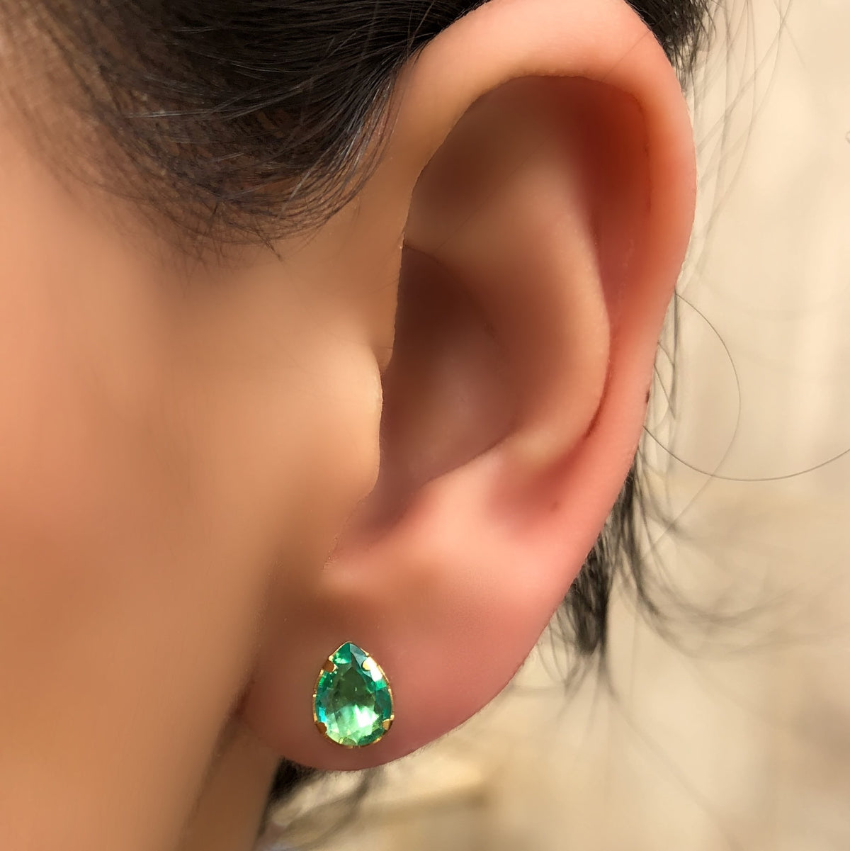 Par De Brincos Mini Gota Cristal Lapidado Cor Turmalina Paraíba