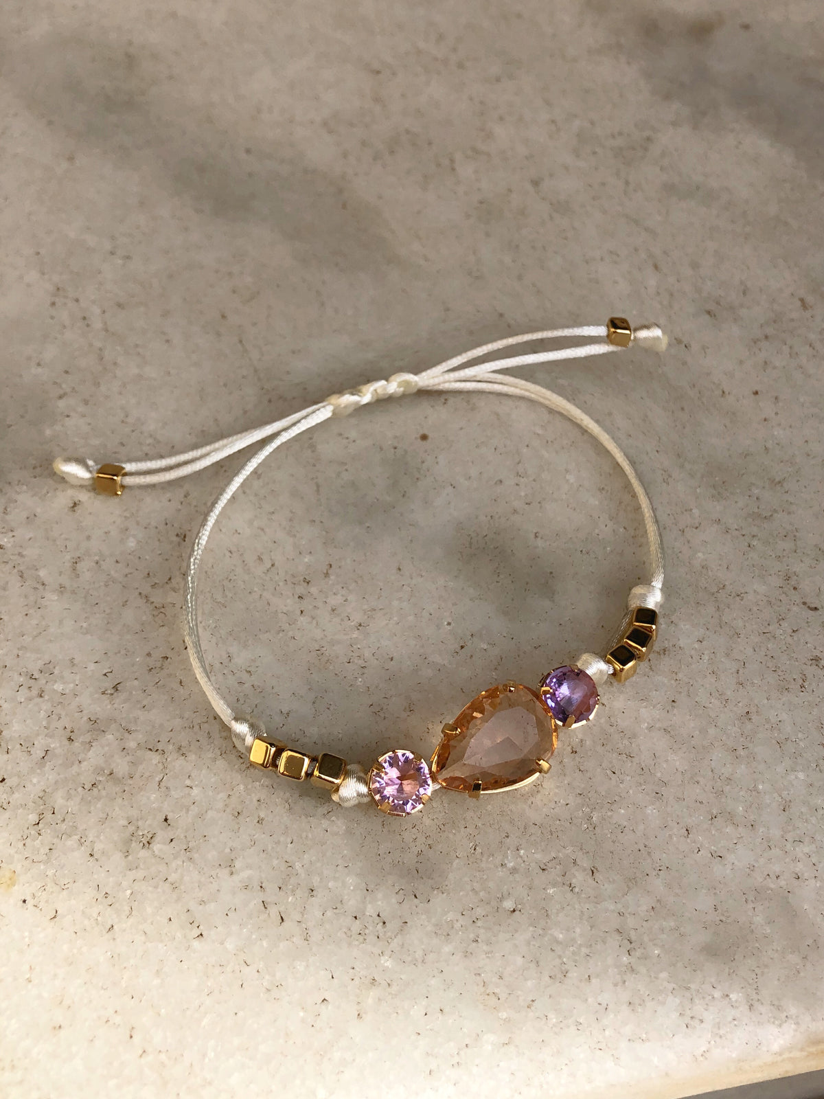 Pulseira Jaqueline Fio Nude Com Pedras lapidadas Morganita, Kunzita E Tanzanita
