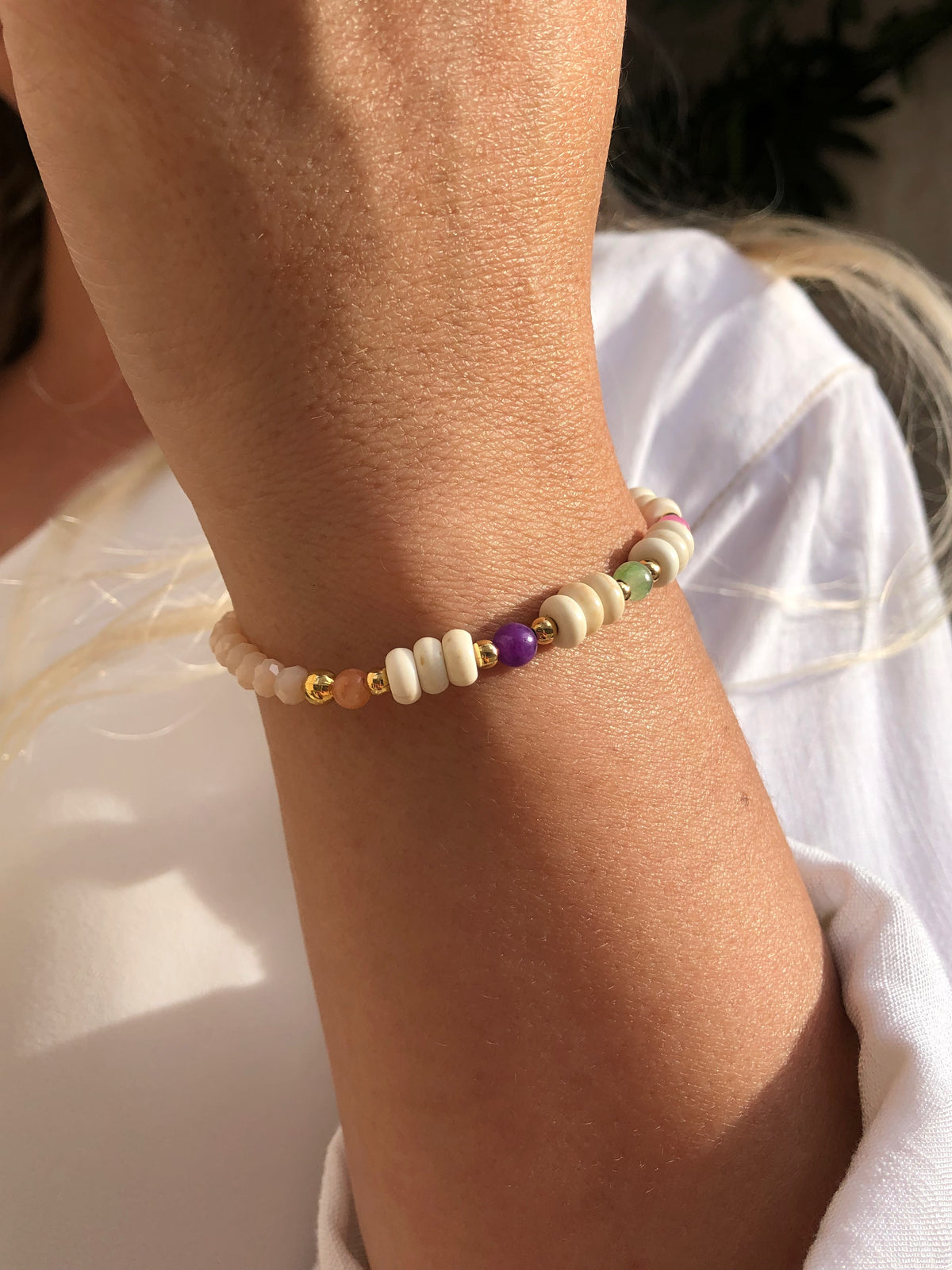 Pulseira Jaqueline Com Pedras Naturais Coloridas, Discos Howlita E Bolinhas