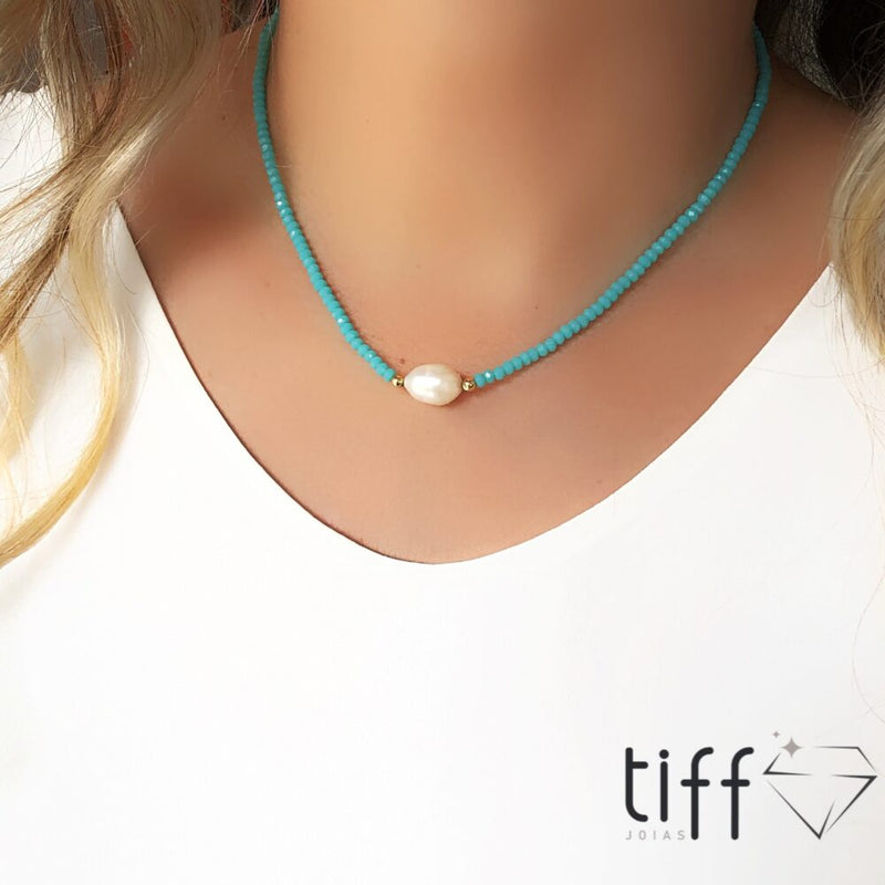 Colar cristais azul turquesa com pérola natural de água doce em banho ouro 18k