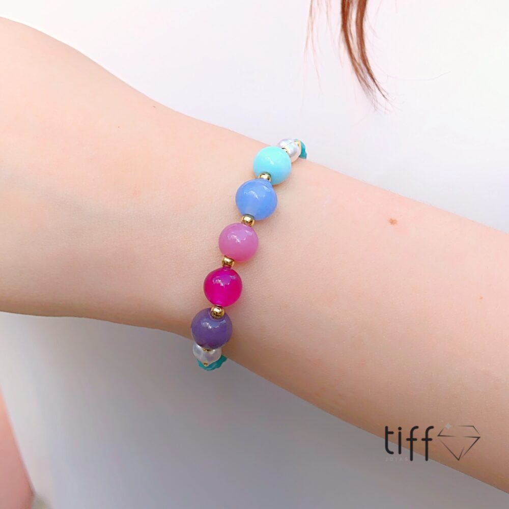 Pulseira cristais azul turquesa, pedras coloridas e detalhes em banho ouro 18k
