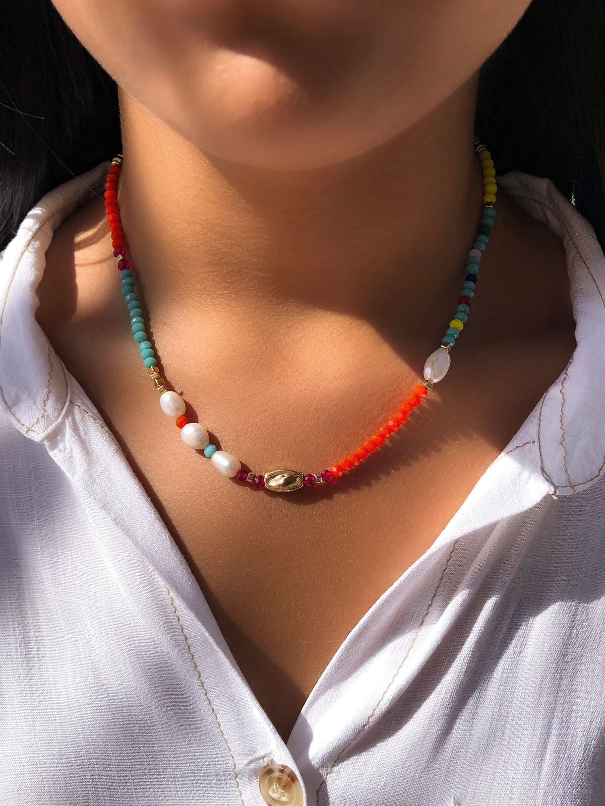 Colar Cláudia Cristais Coloridos E Pérolas Naturais De Água Doce Com Búzio Dourado - Tiff Joias