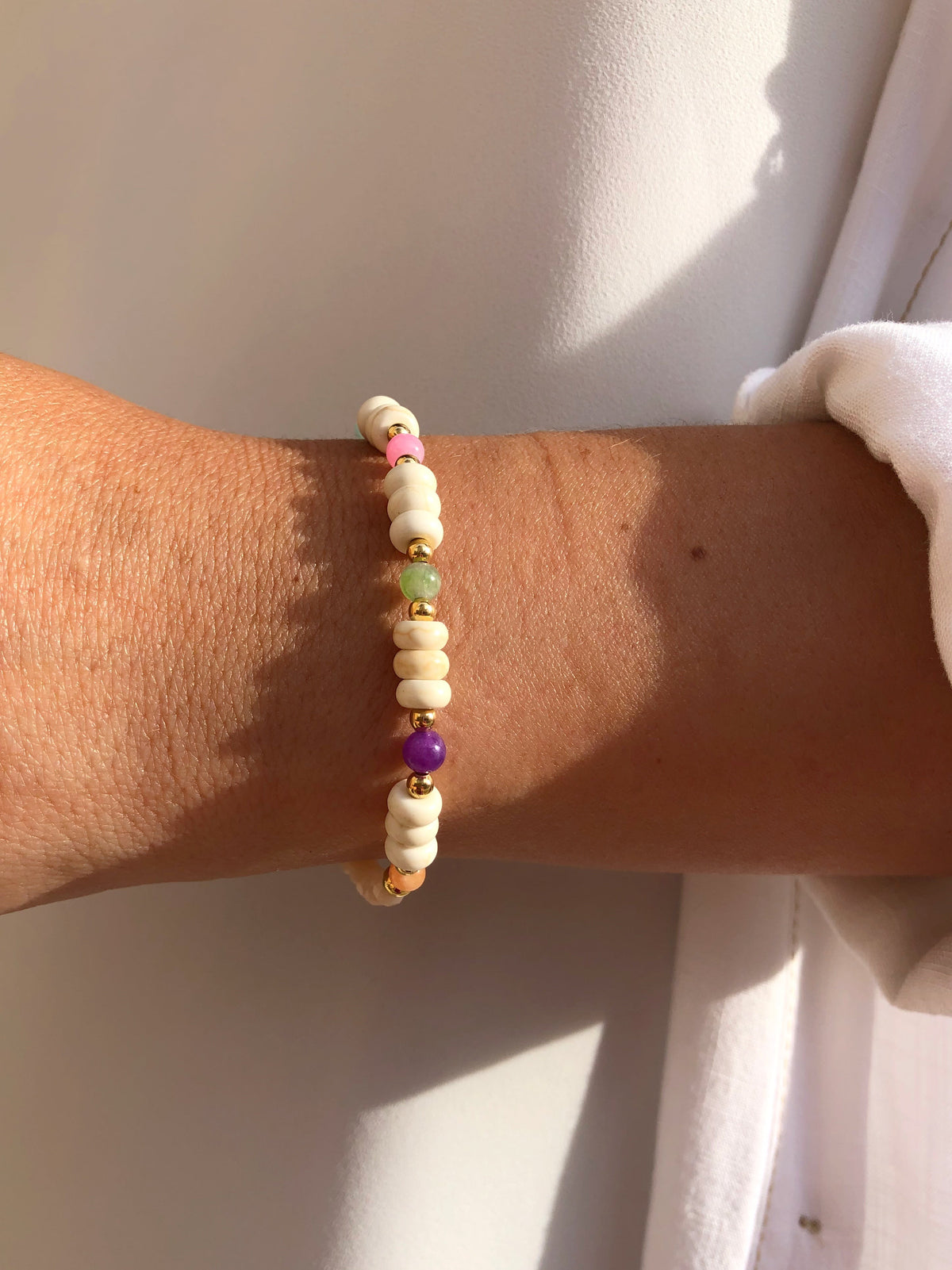 Pulseira Jaqueline Com Pedras Naturais Coloridas, Discos Howlita E Bolinhas - Tiff Joias