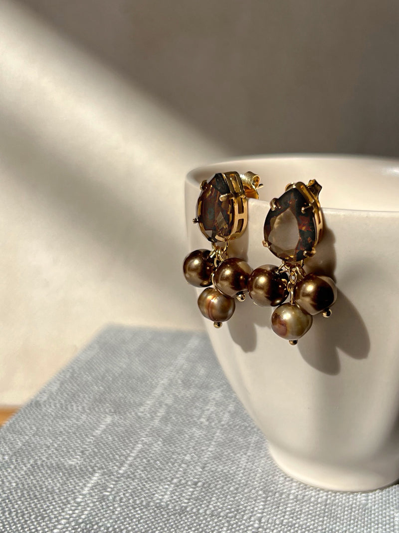 Brinco Gota Com Cacho E Pérolas Marrom