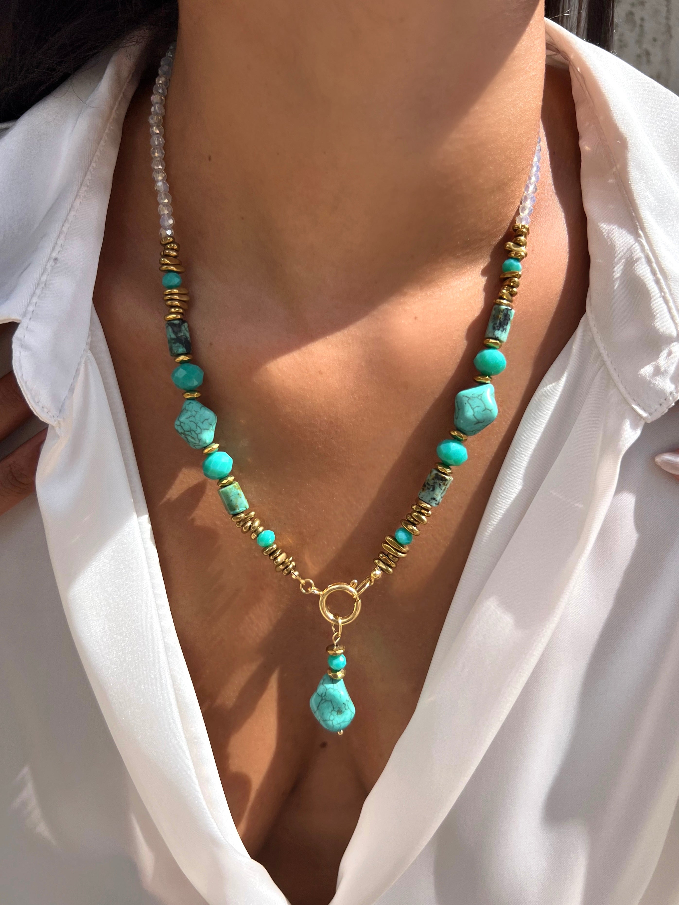 Colar Com Pedras Turquesas e Africanas Com Hematitas Douradas 55cm