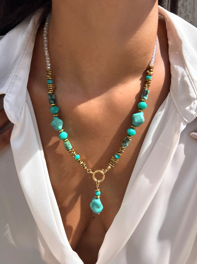 Colar Com Pedras Turquesas E Africanas E Hematitas Douradas 55cm