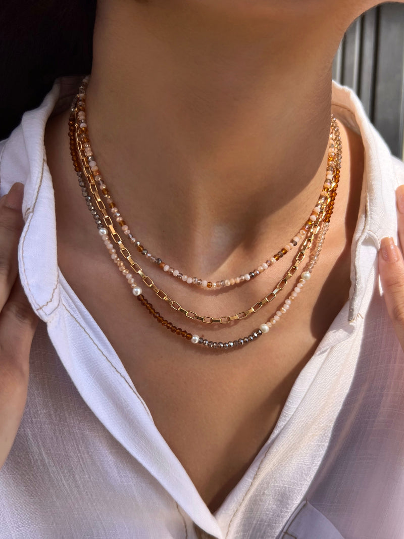 Colar Triplo Com Cristais Tons Bege