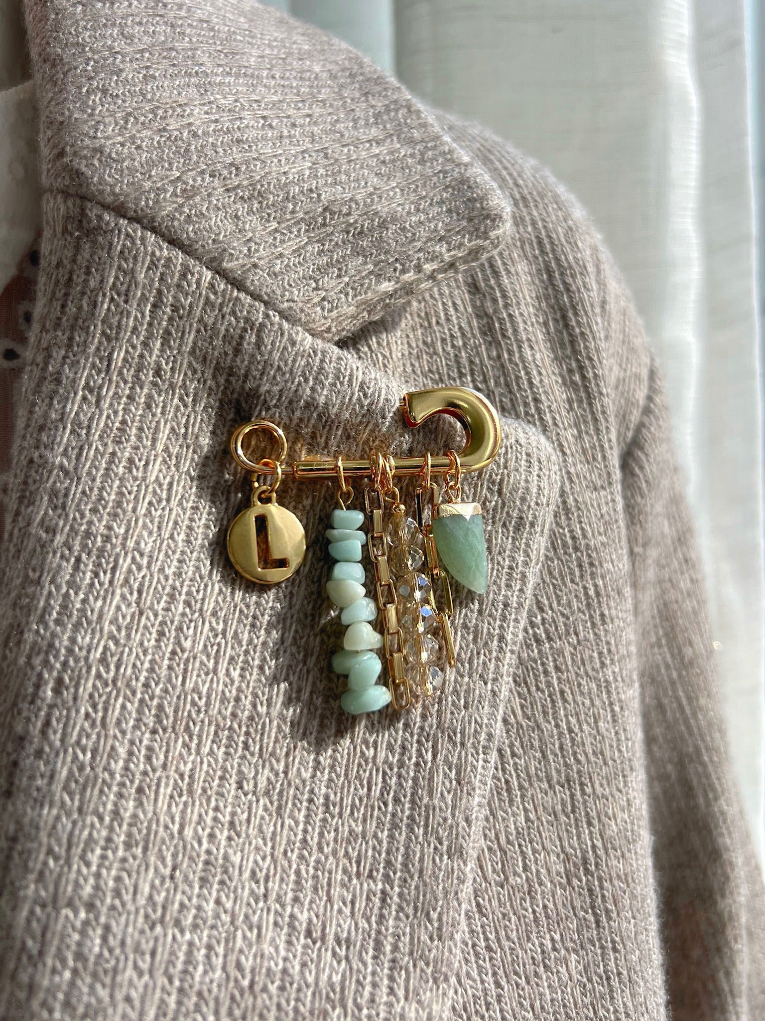 Broche Pedras Amazonita Com Inicial