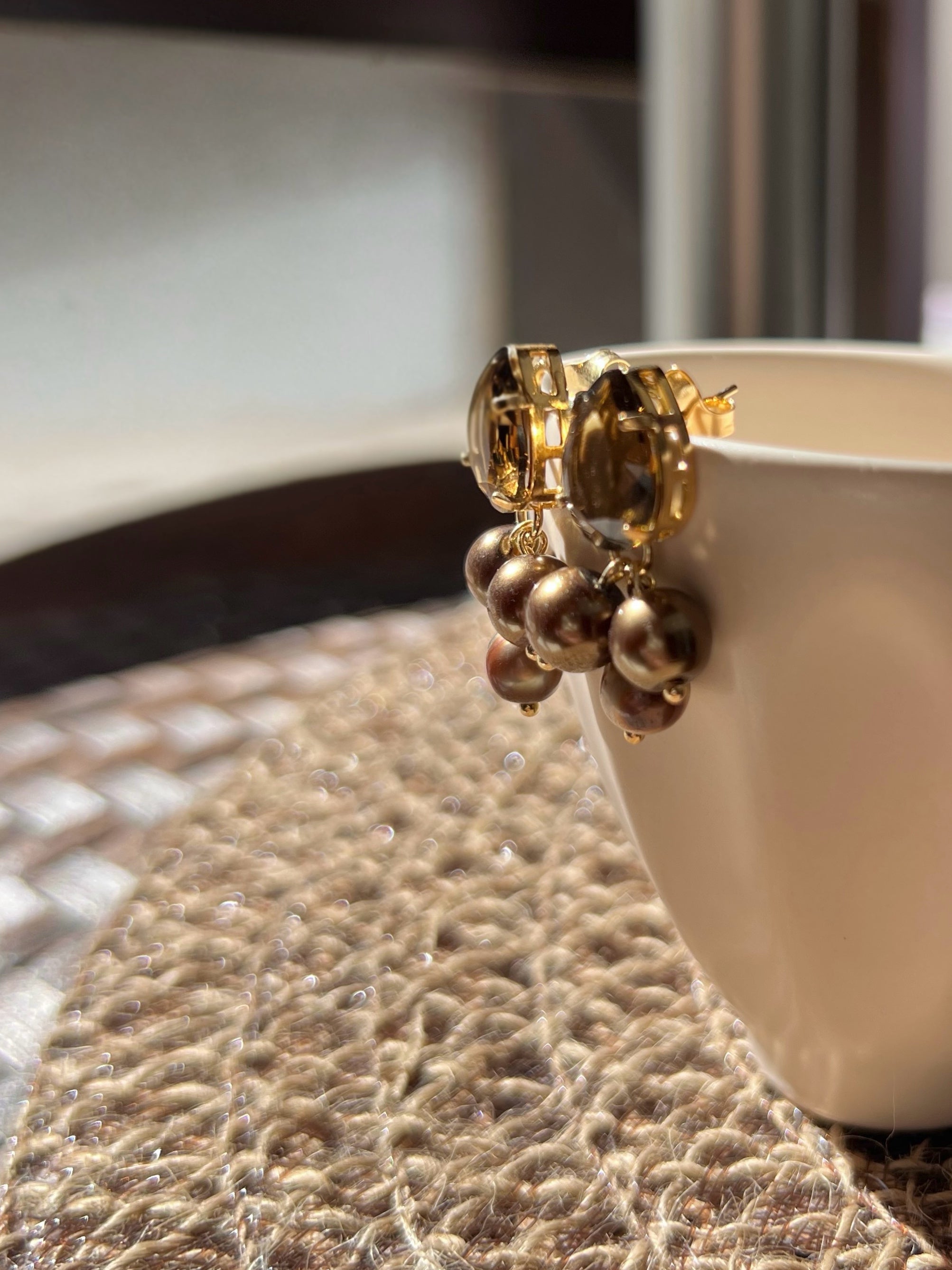 Brinco Gota Com Cacho e Pérolas Marrom