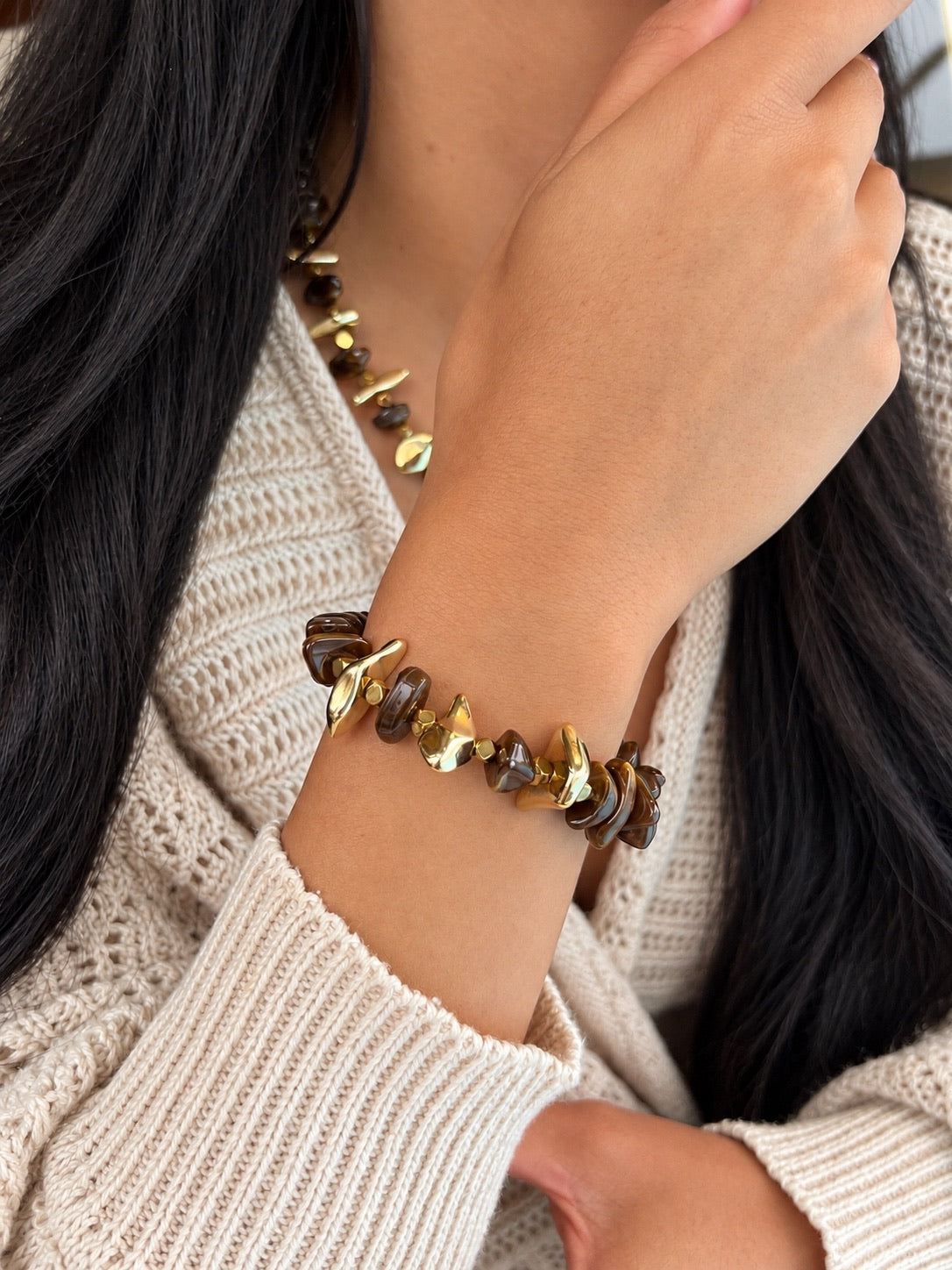 Pulseira Cascalho Acrílico Cor Olho de Tigre e Dourado Com Hematitas Naturais
