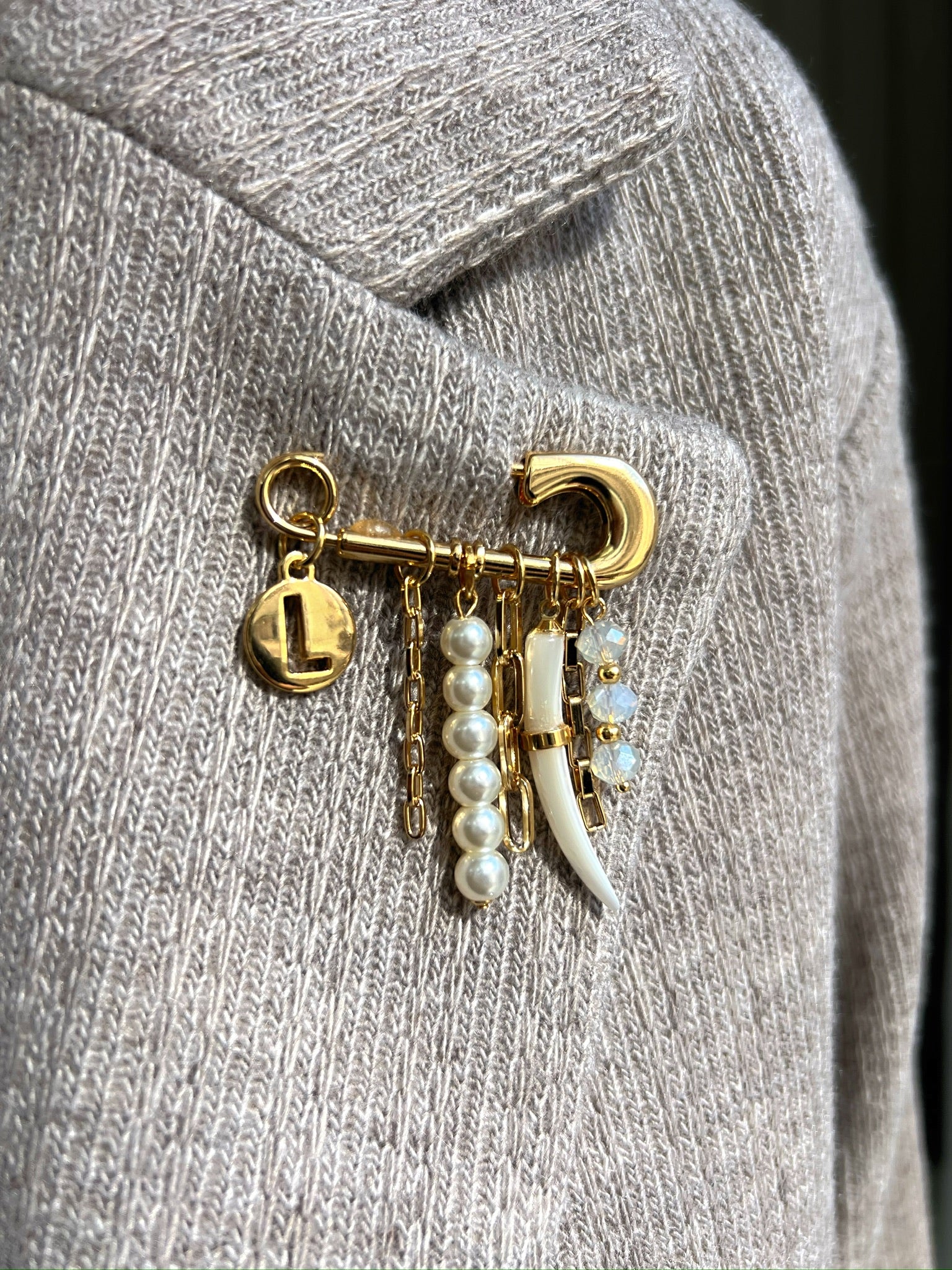 Broche Pérolas e Dente Madrepérola Com Inicial