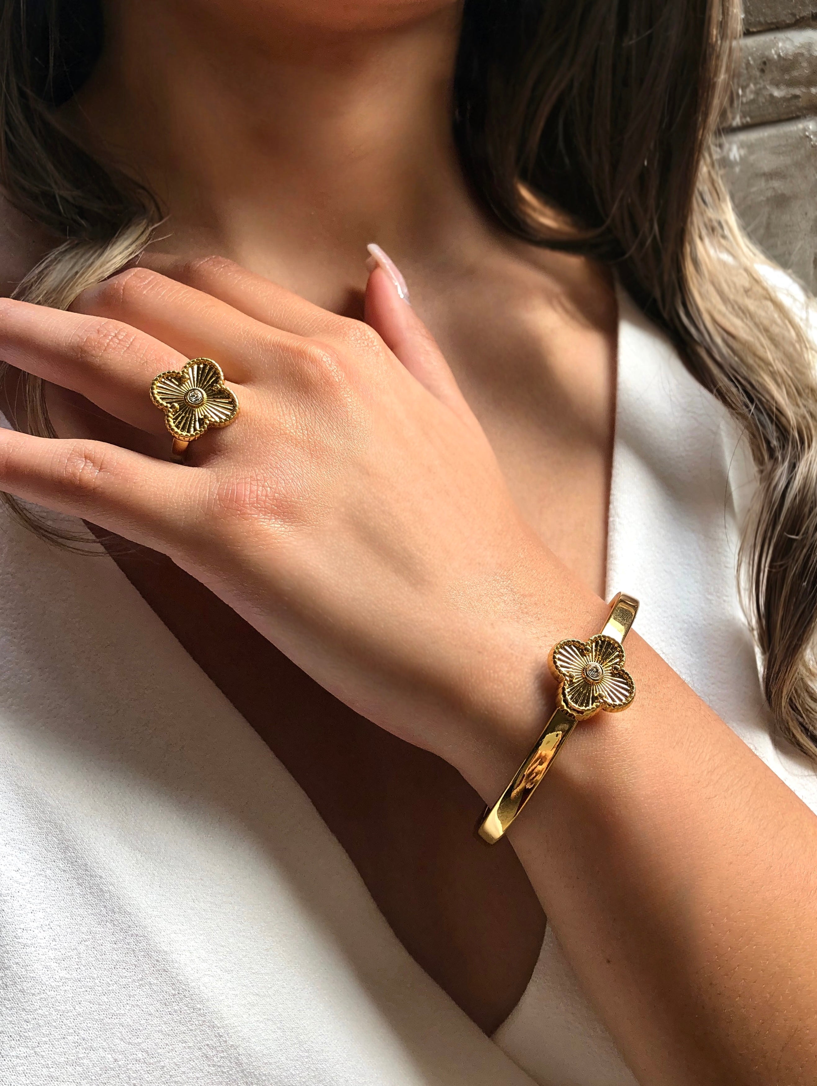 Anel Trevo Banho Ouro 18k