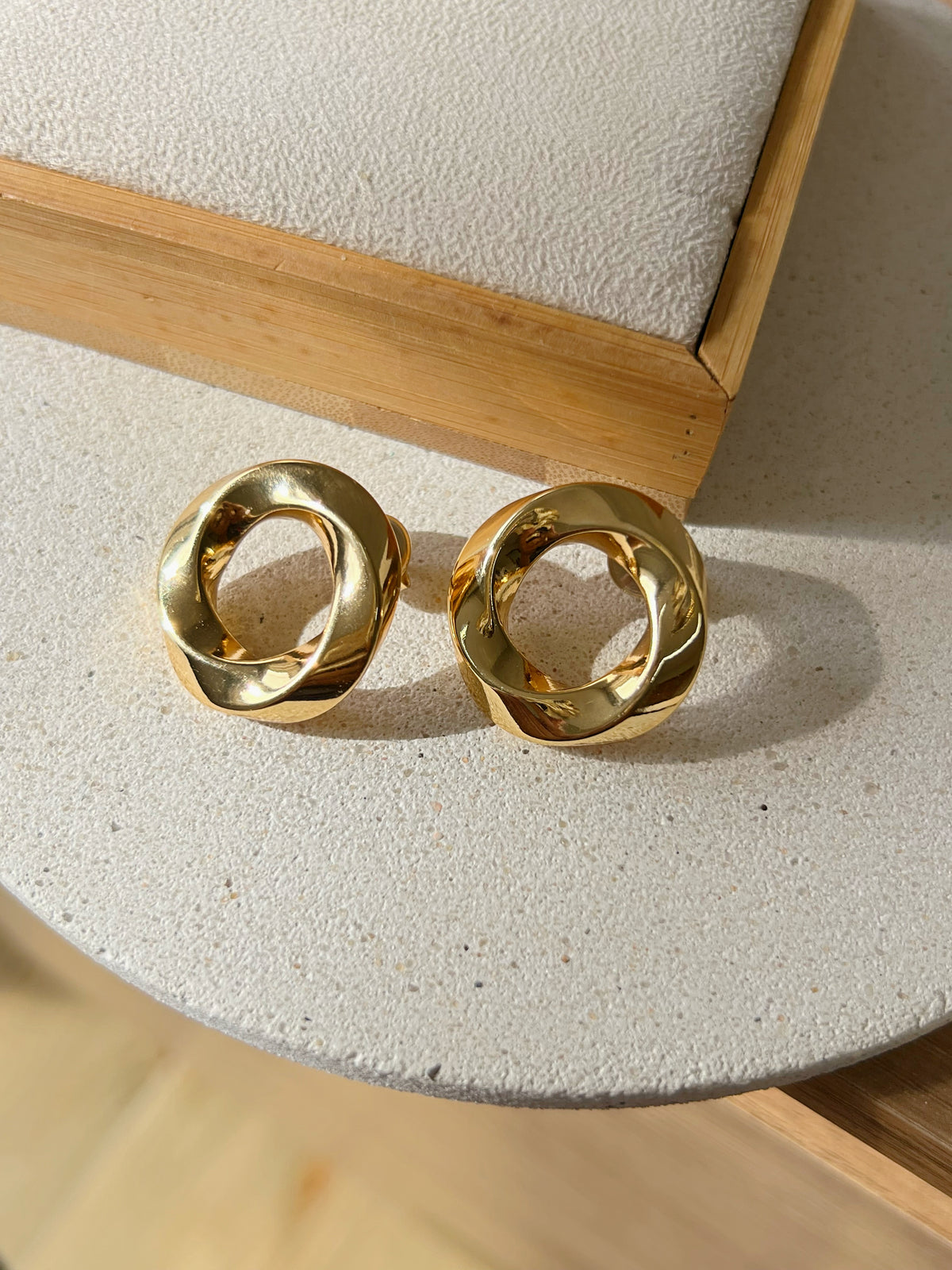 Brinco Esfera Torcida Banho Ouro 18k
