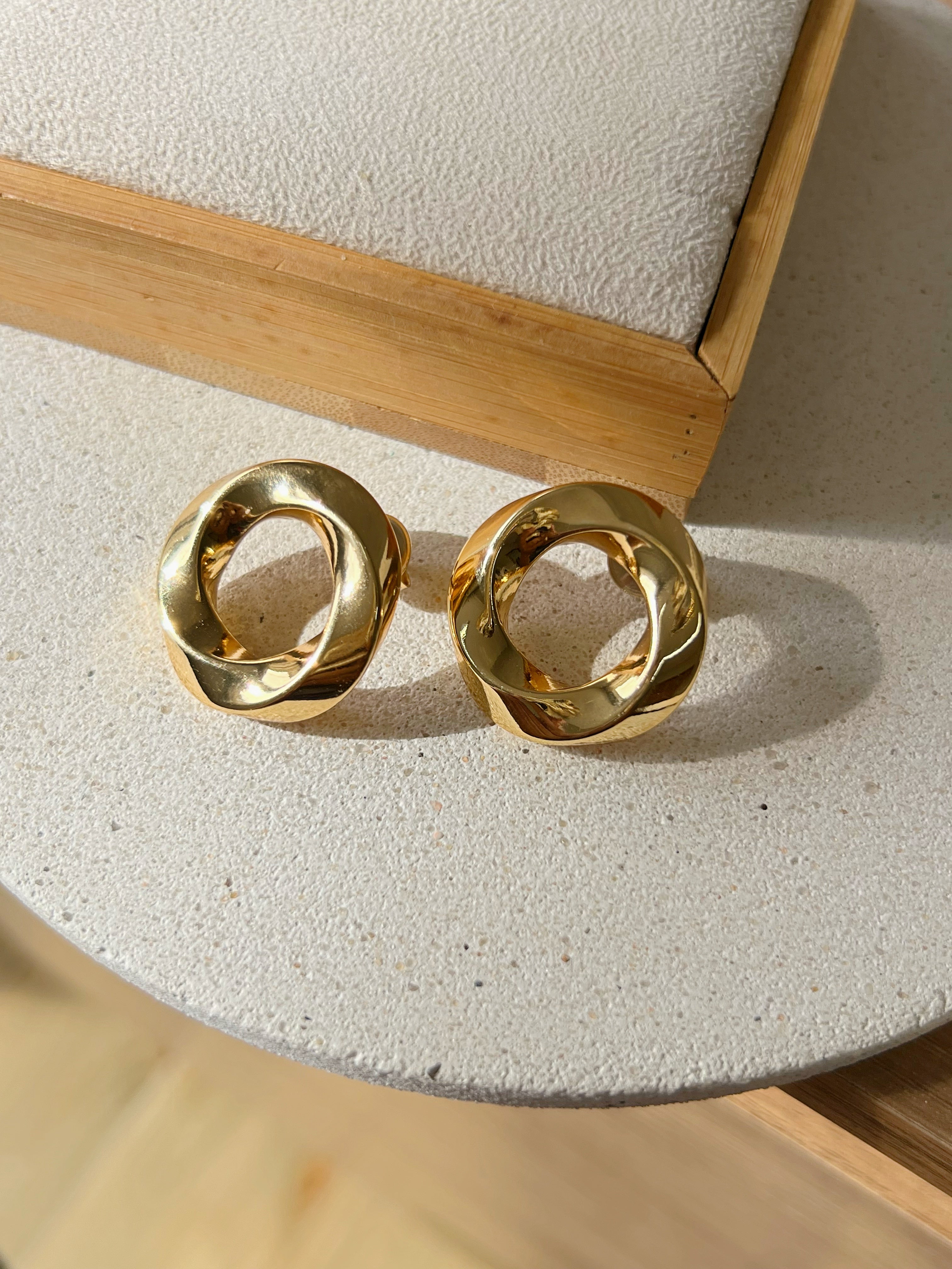 Brinco Esfera Torcida Banho Ouro 18k