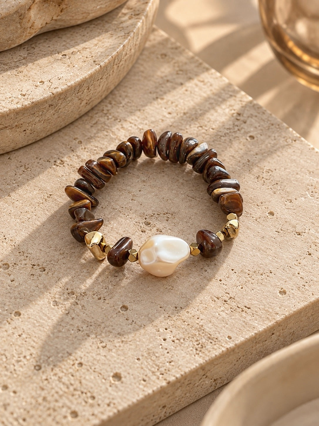Pulseira Cascalho Acrílico Cor Olho de Tigre Com Pérola e Hematitas Naturais