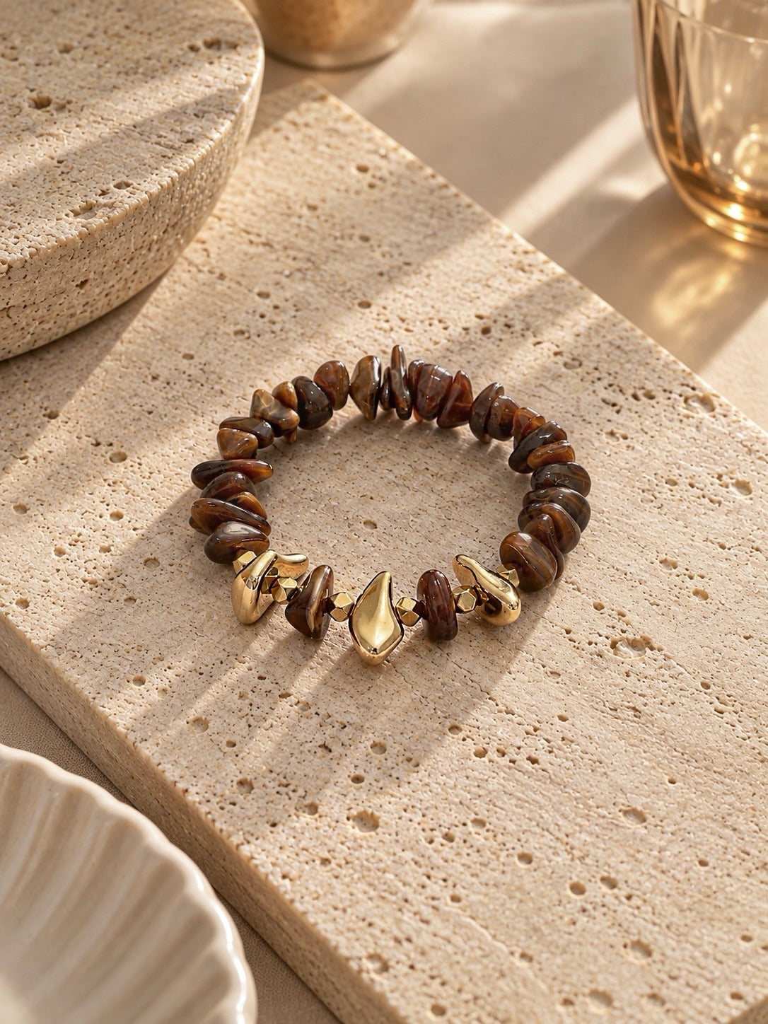 Pulseira Cascalho Acrílico Cor Olho de Tigre e Dourado Com Hematitas Naturais