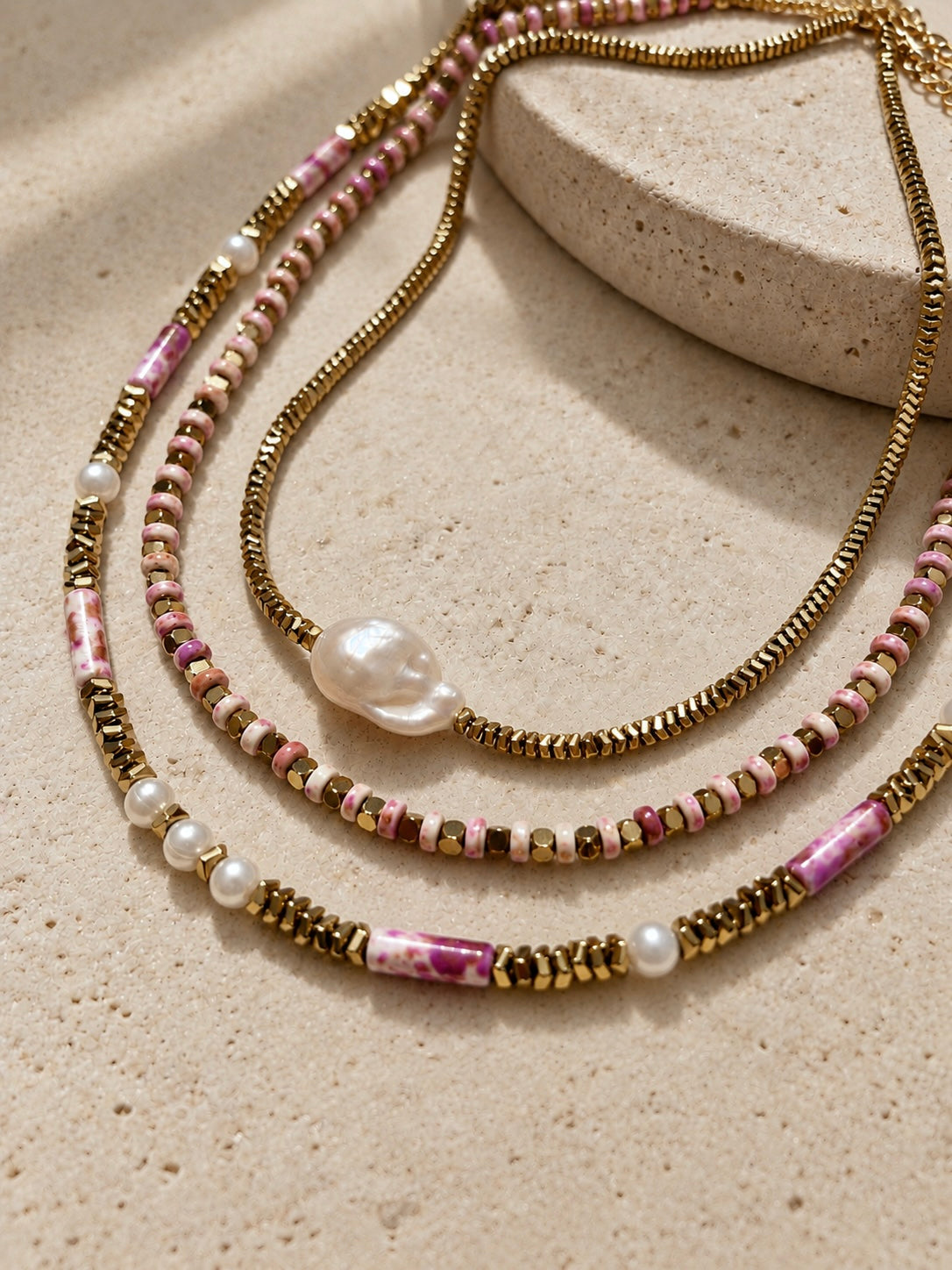 Mix de Três Colares Hematitas Com Pérolas e Pedras Cor Rosa