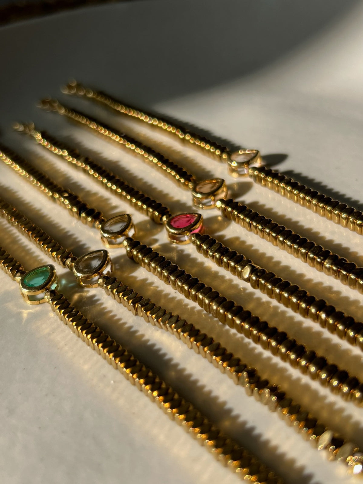 Pulseira Hematita Banho Ouro Com Gota Cinza Fumê 16cm