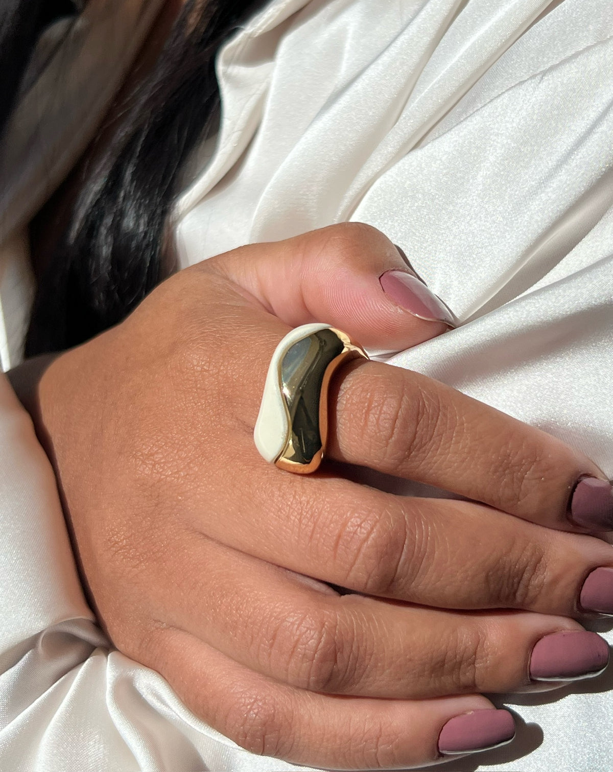 Anel Off White Onda Banho Ouro 18k