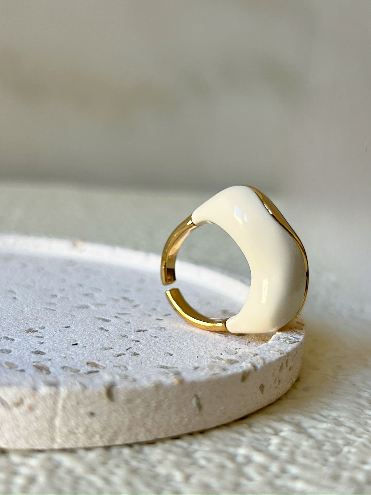 Anel Off White Onda Banho Ouro 18k