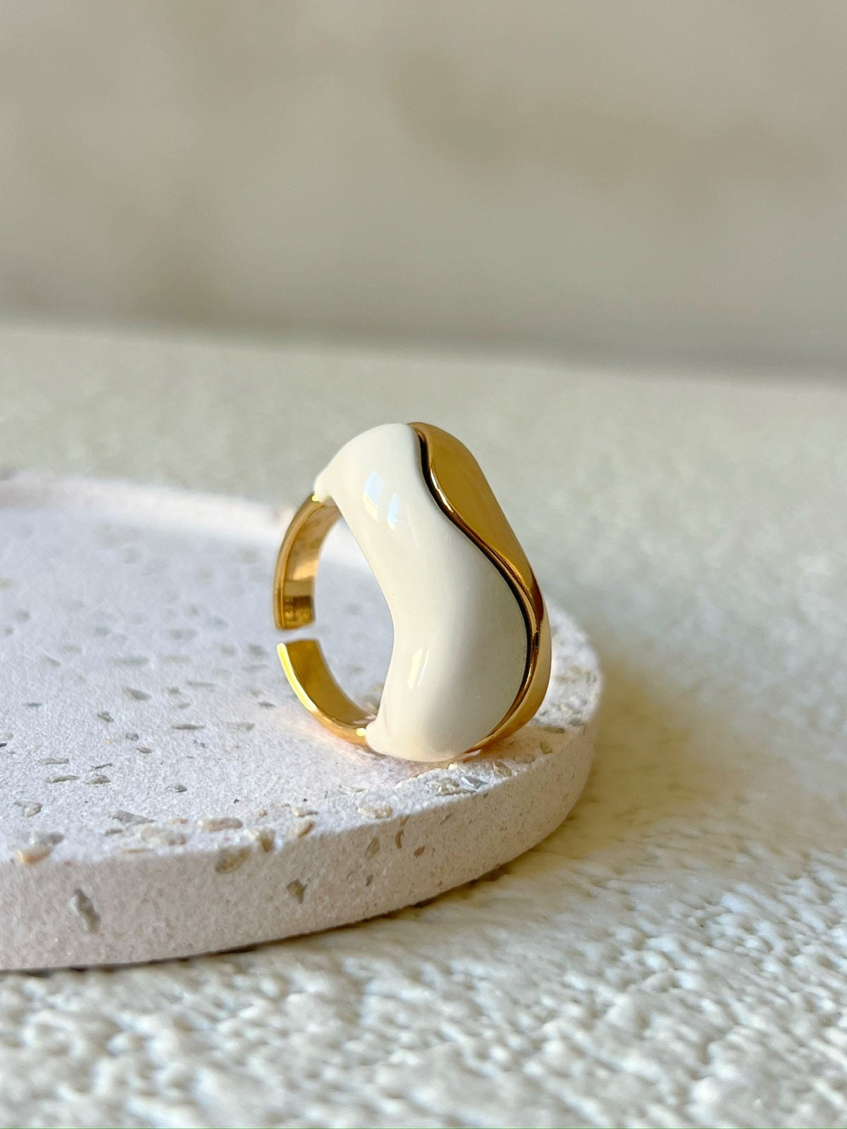 Anel Off White Onda Banho Ouro 18k