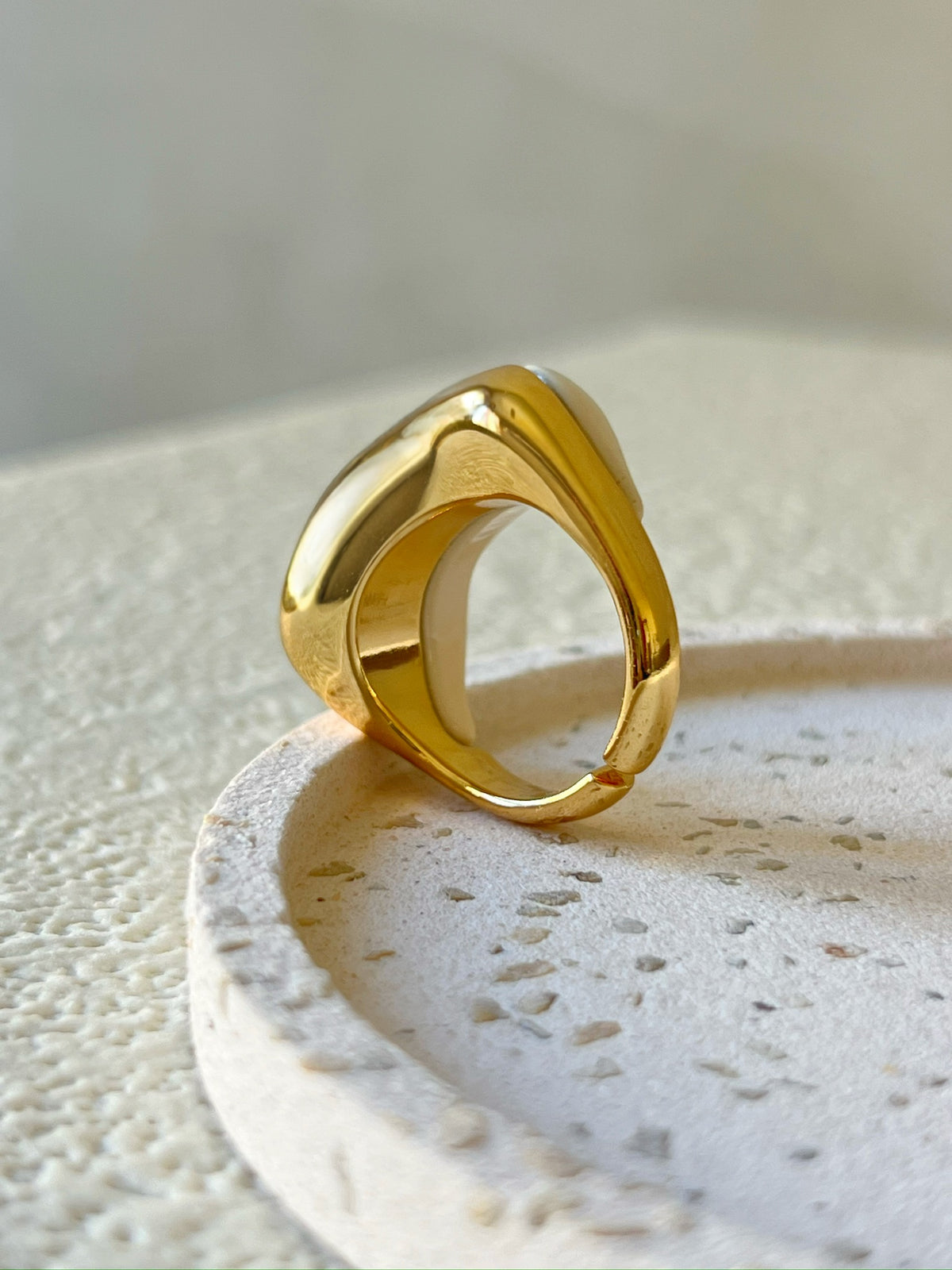 Anel Off White Onda Banho Ouro 18k