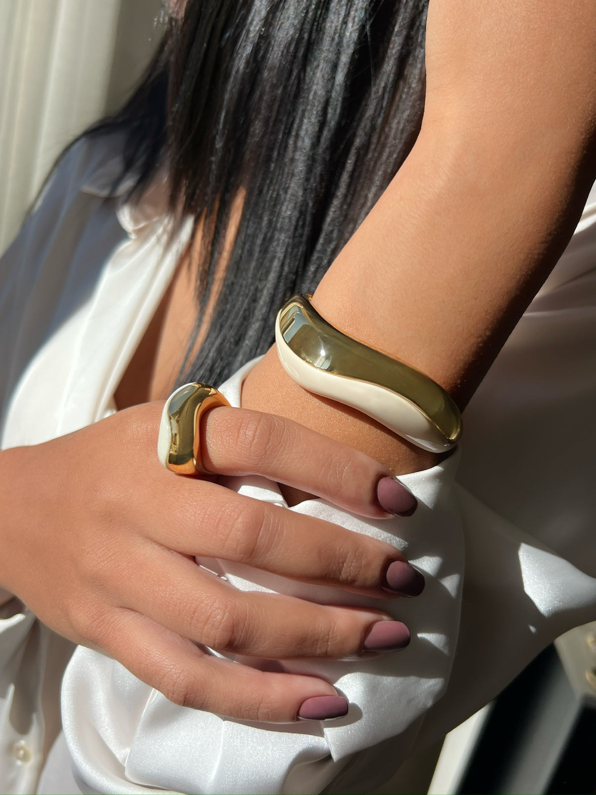 Anel Off White Onda Banho Ouro 18k